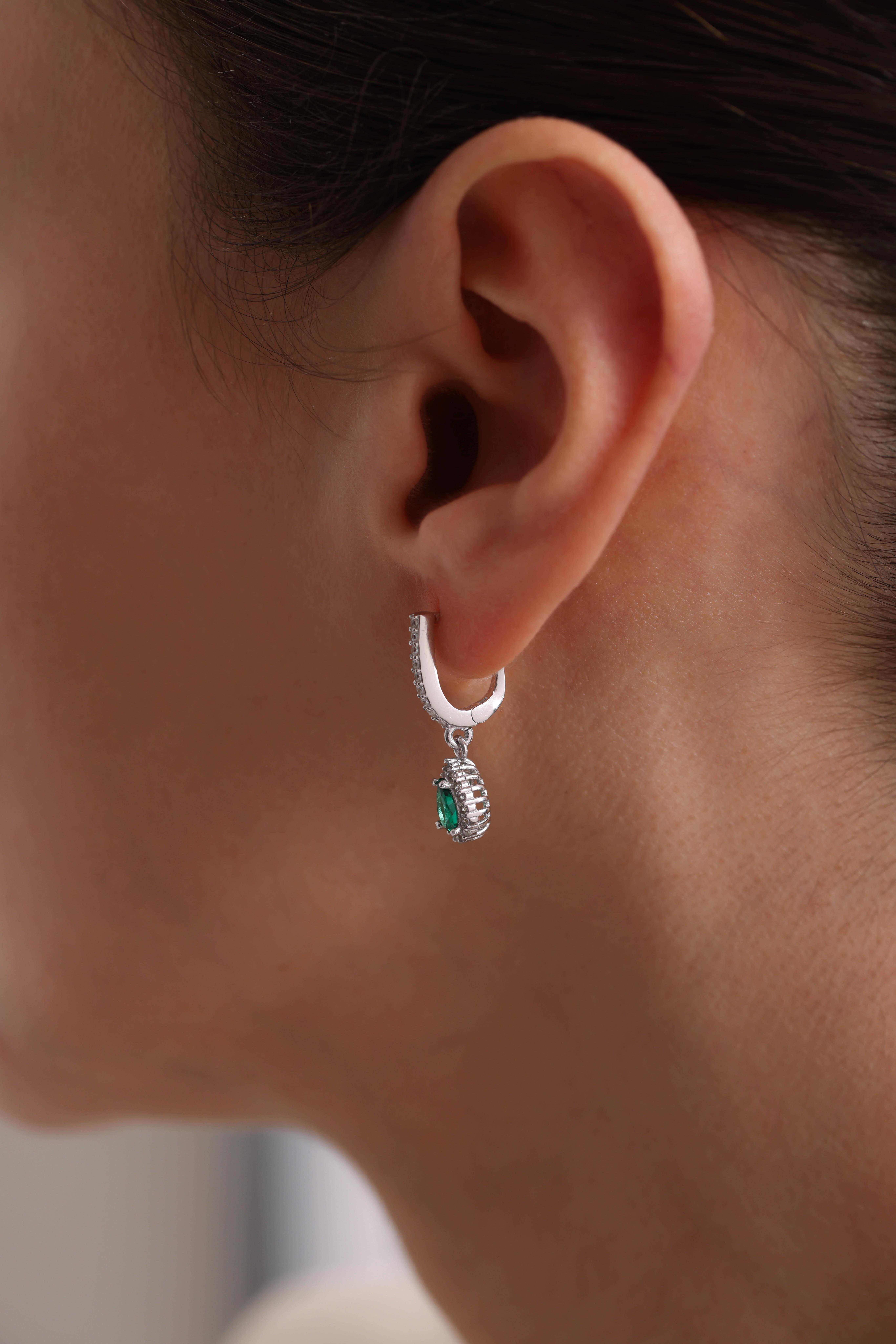 925 Ayar Gümüş Rodyum Kaplama Sallantılı U Model Yeşil Damla Taşlı Küpe