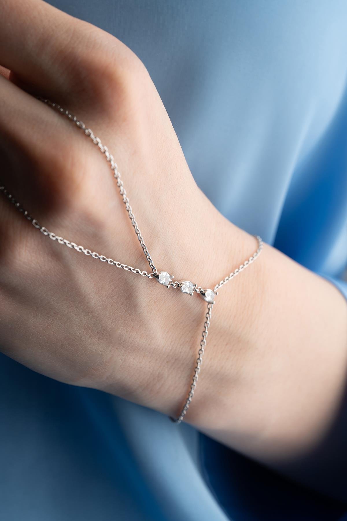 925 Ayar Gümüş Rodyum Kaplama Sıralı Damla Taşlı Model Şahmeran Bileklik 