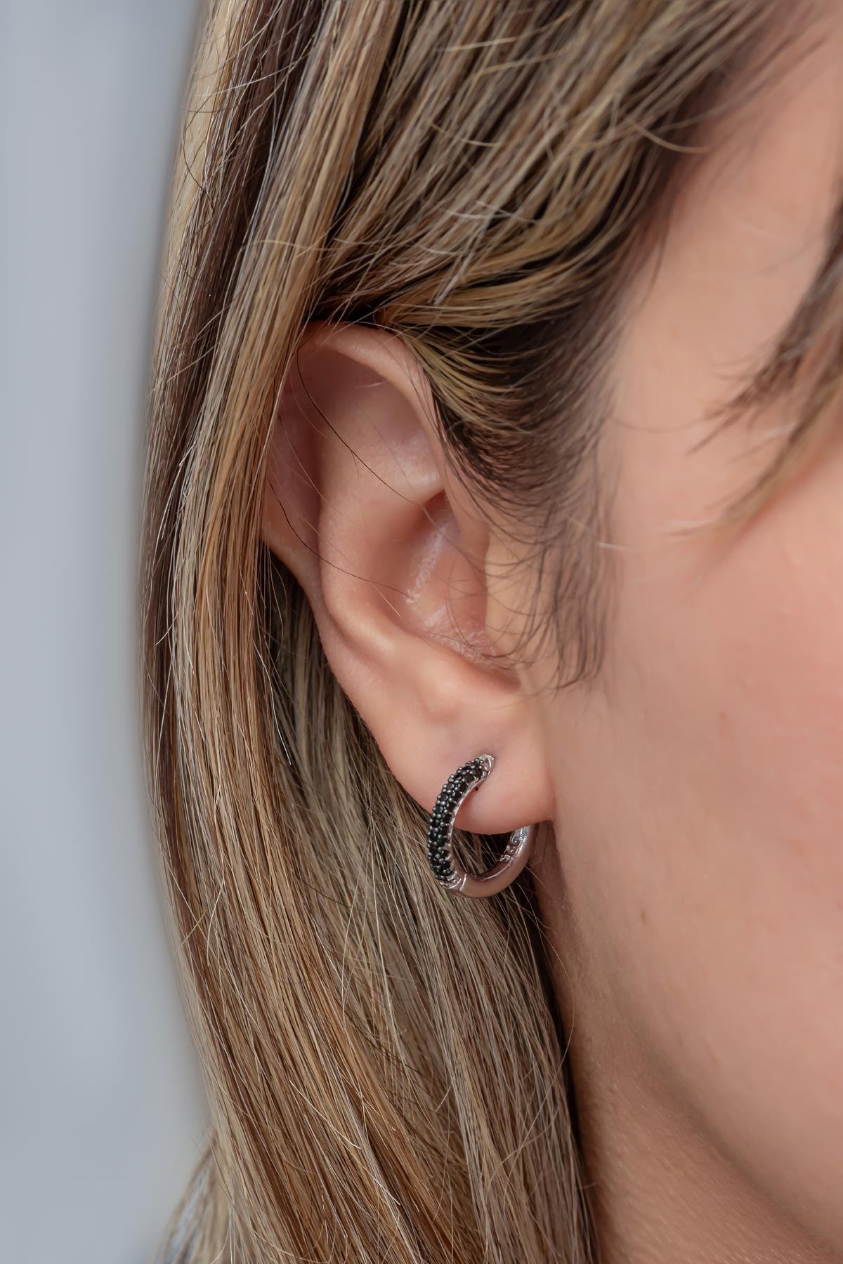 925 Ayar Gümüş Rodyum Kaplama Siyah Taşlı 15 mm Halka Küpe