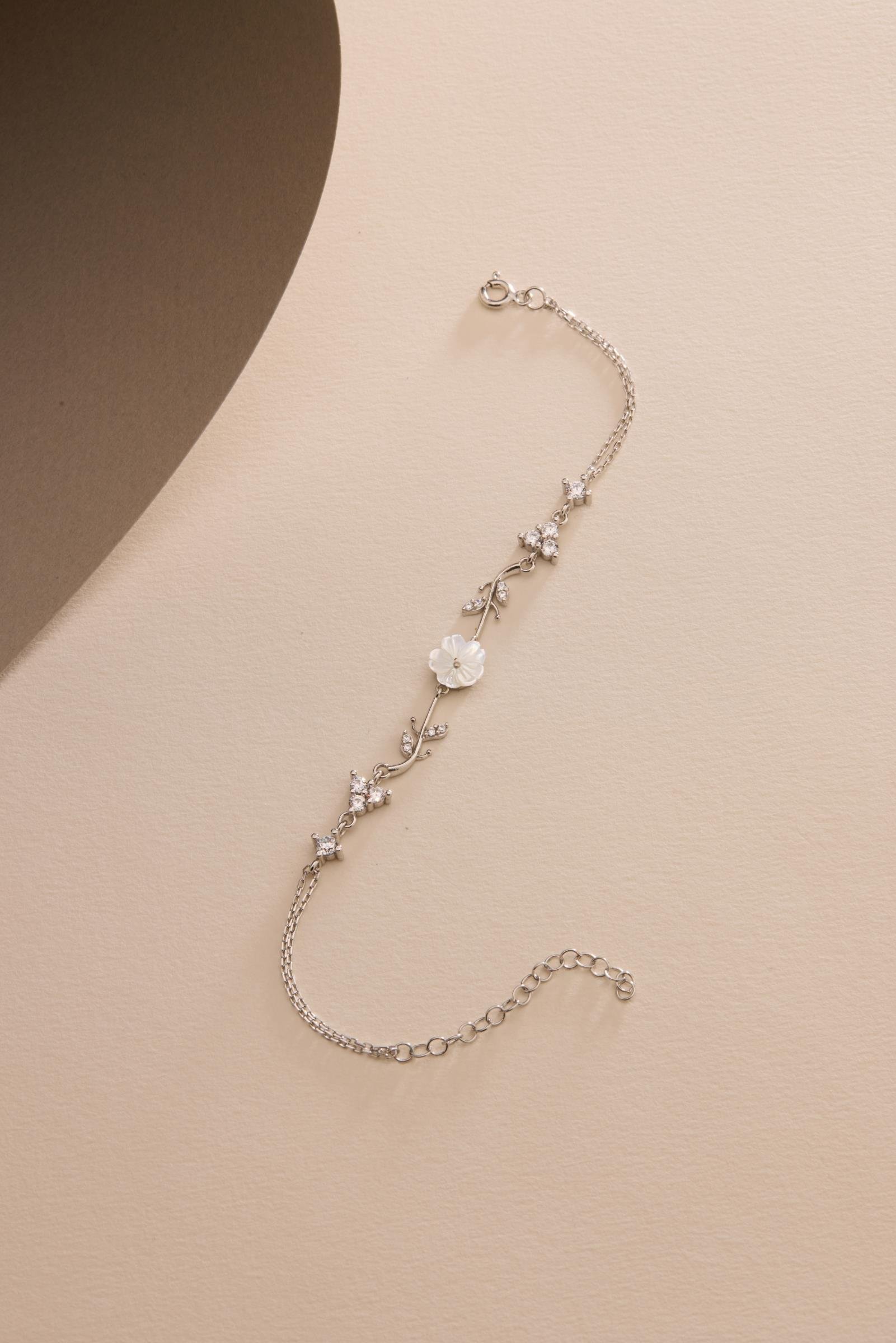 925 Ayar Gümüş Rodyum Kaplama Tria Taşlı Sevginin Zarafeti Manolya Çiçeği Bileklik