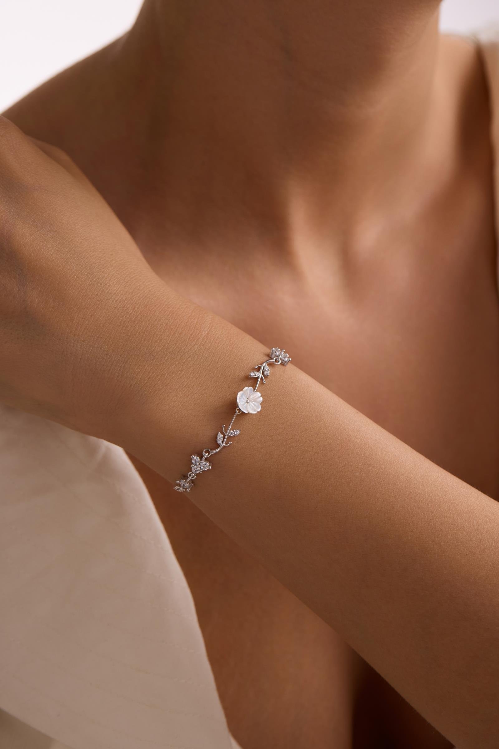 925 Ayar Gümüş Rodyum Kaplama Tria Taşlı Sevginin Zarafeti Manolya Çiçeği Bileklik