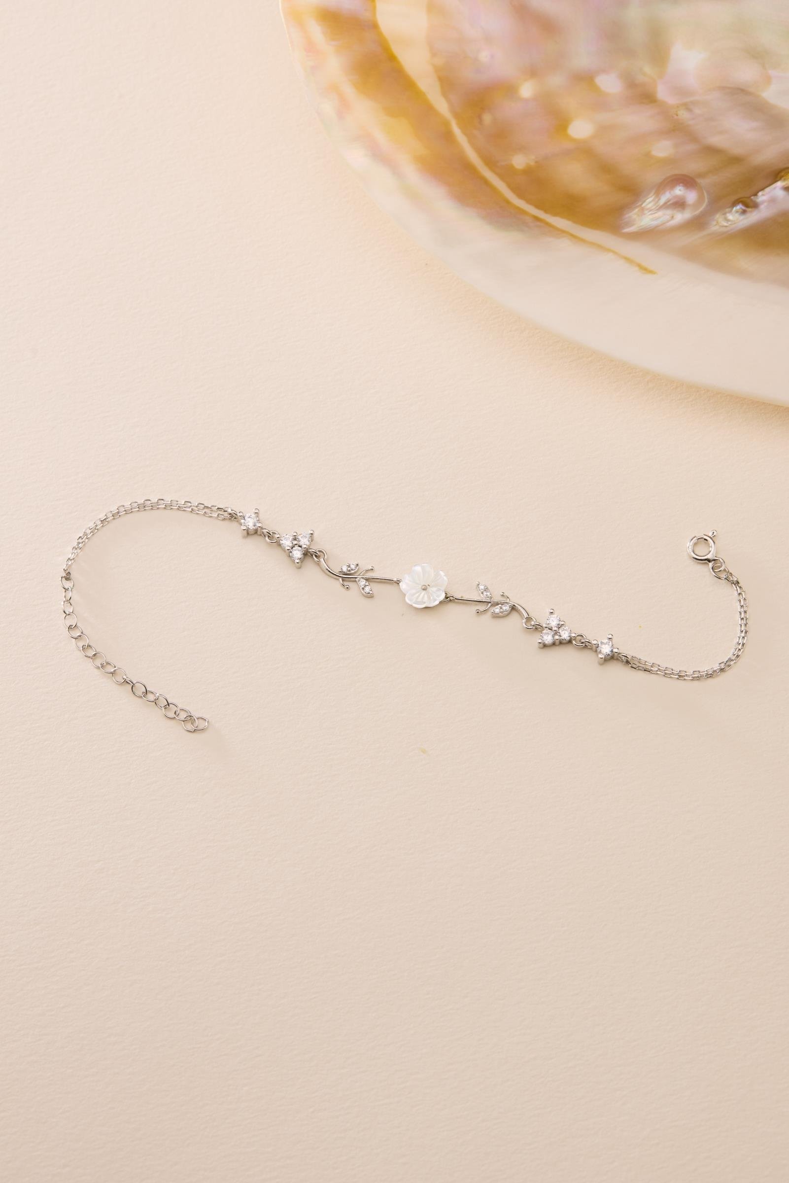 925 Ayar Gümüş Rodyum Kaplama Tria Taşlı Sevginin Zarafeti Manolya Çiçeği Bileklik