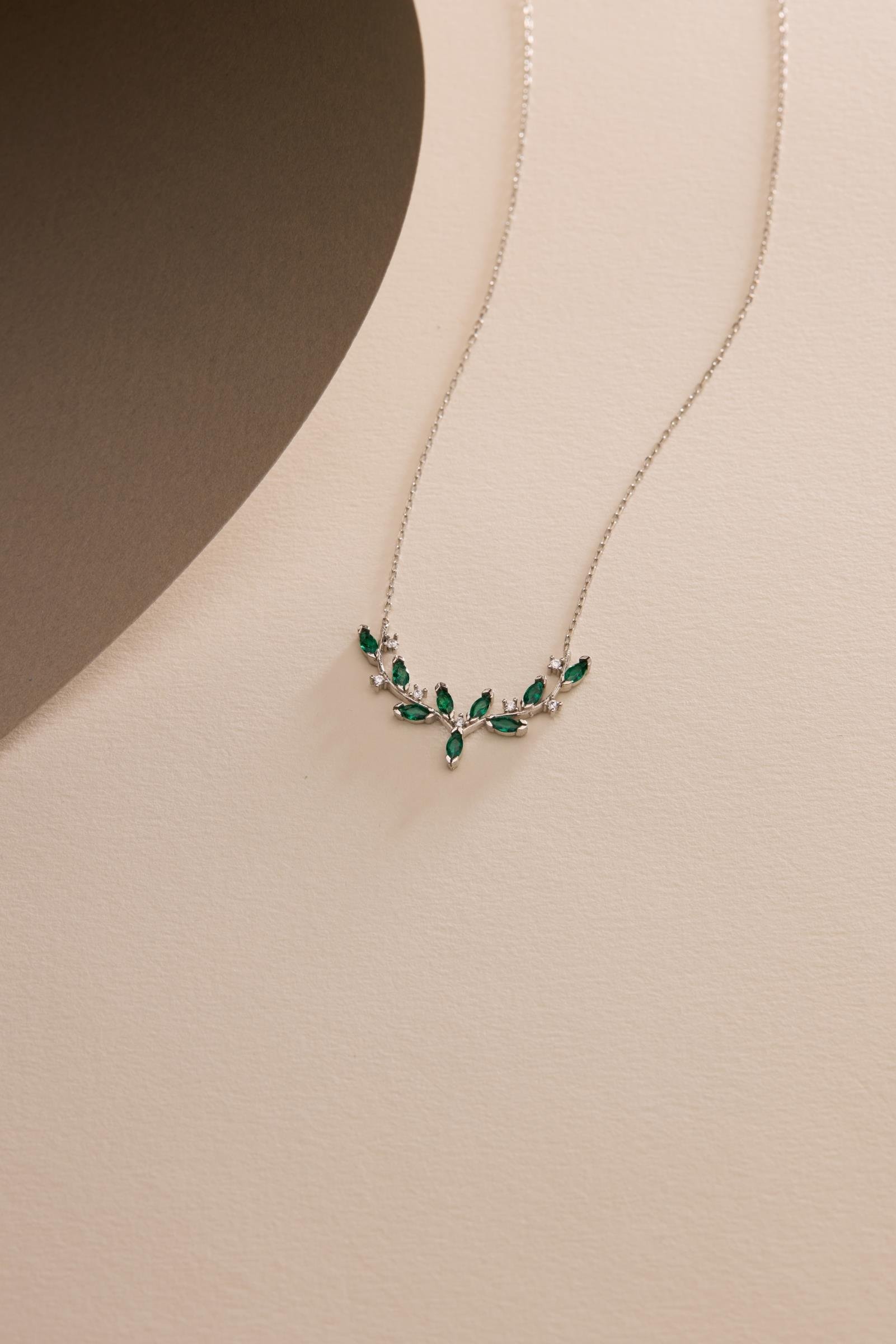 925 Ayar Gümüş Rodyum Kaplama Yeşil Mekik Taşlı Zarif Sarmaşık Kolye