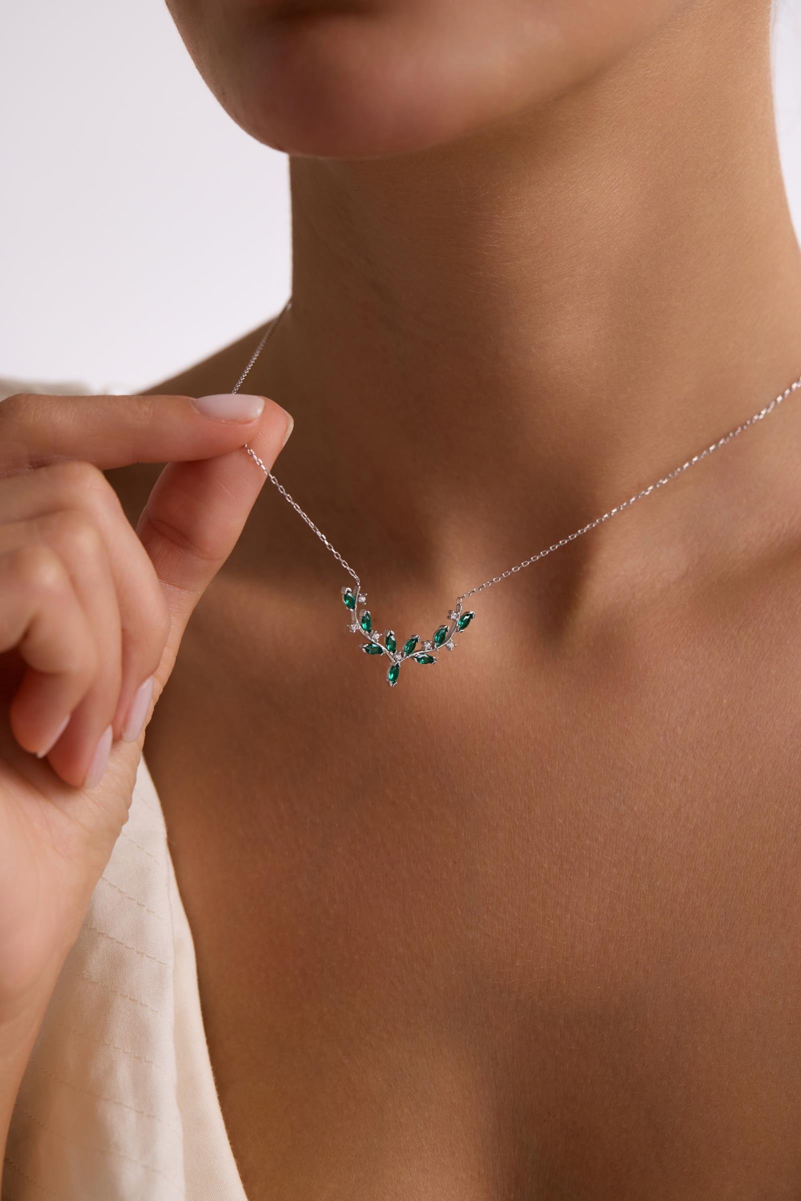 925 Ayar Gümüş Rodyum Kaplama Yeşil Mekik Taşlı Zarif Sarmaşık Kolye