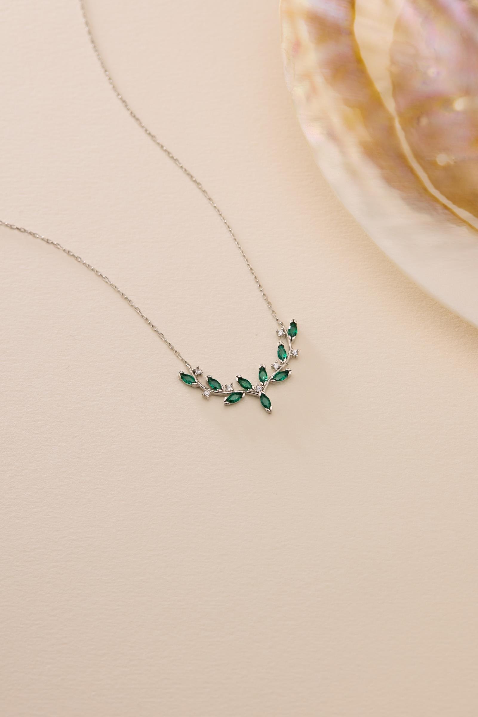 925 Ayar Gümüş Rodyum Kaplama Yeşil Mekik Taşlı Zarif Sarmaşık Kolye