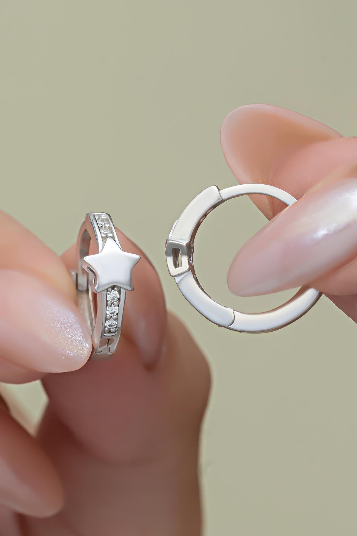 925 Ayar Gümüş Rodyum Kaplama Yıldız Detay 12 mm Halka Küpe