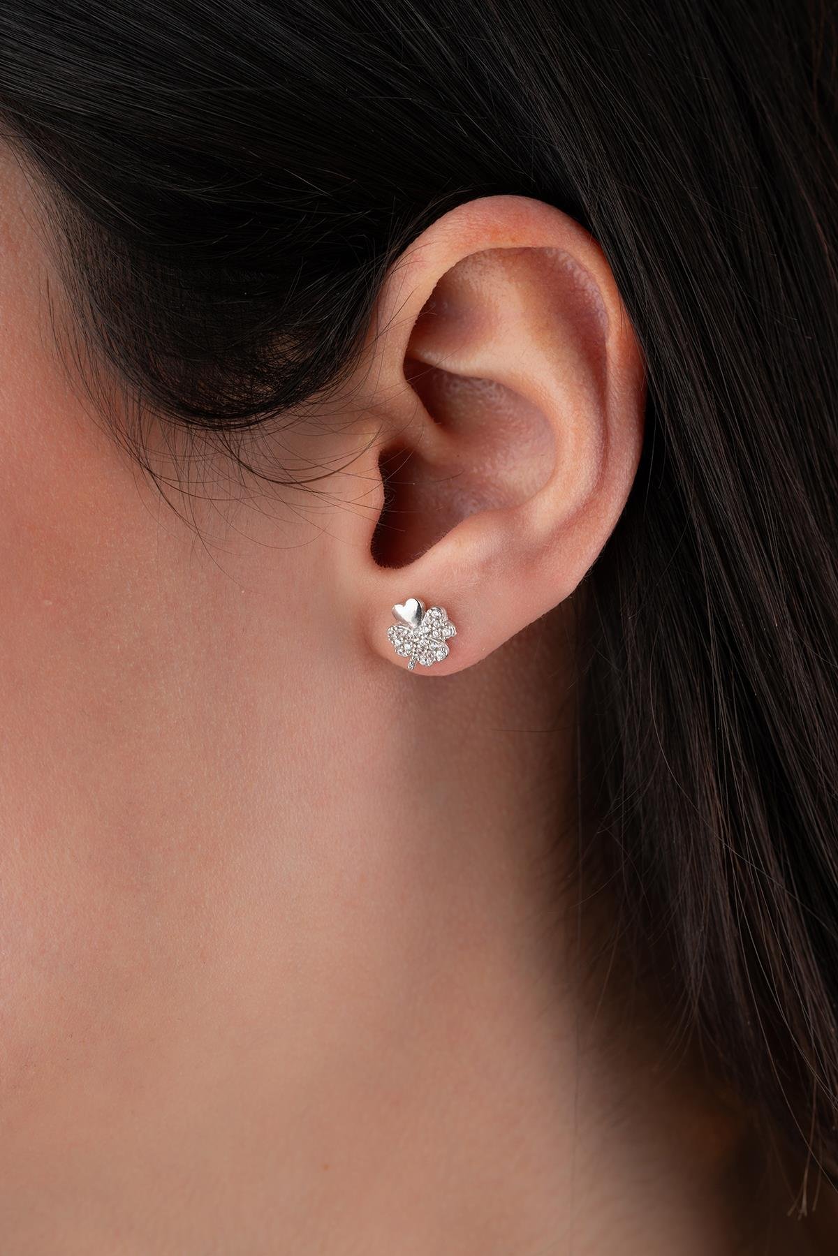 925 Ayar Gümüş Rodyum Kaplama Zirkon Taşlı 4 Yaprak Yonca Küpe