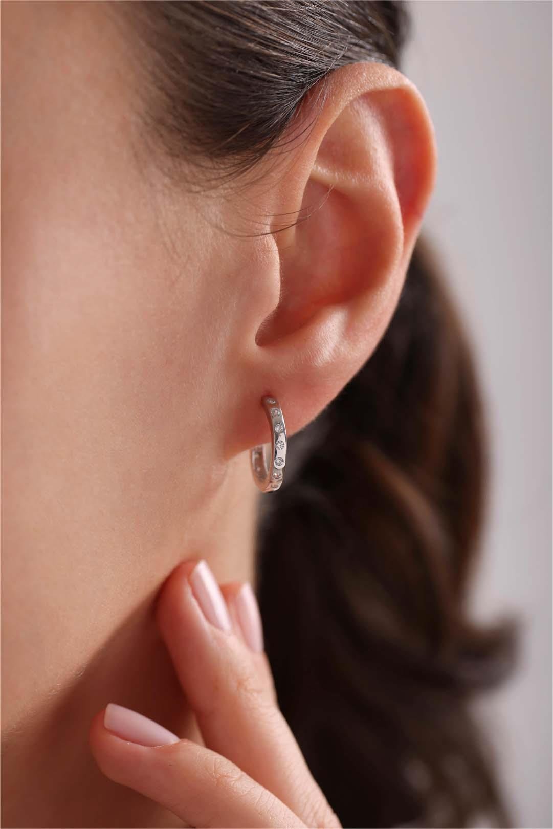 925 Ayar Gümüş Rodyum Kaplama Zirkon Taşlı 15 Mm Halka  Küpe