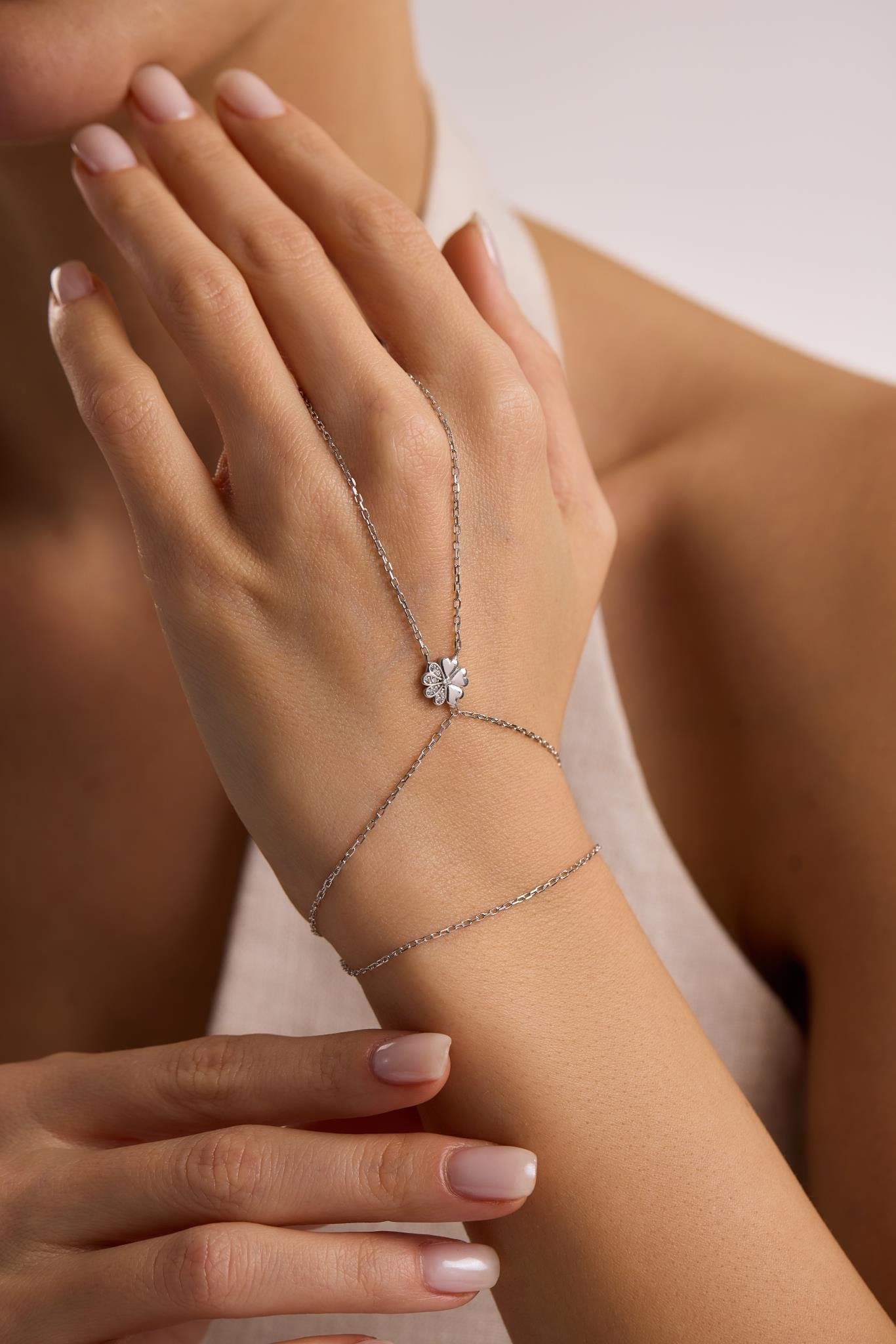 925 Ayar Gümüş Rodyum Kaplama Zirkon Taşlı Yonca Şahmeran Bileklik 