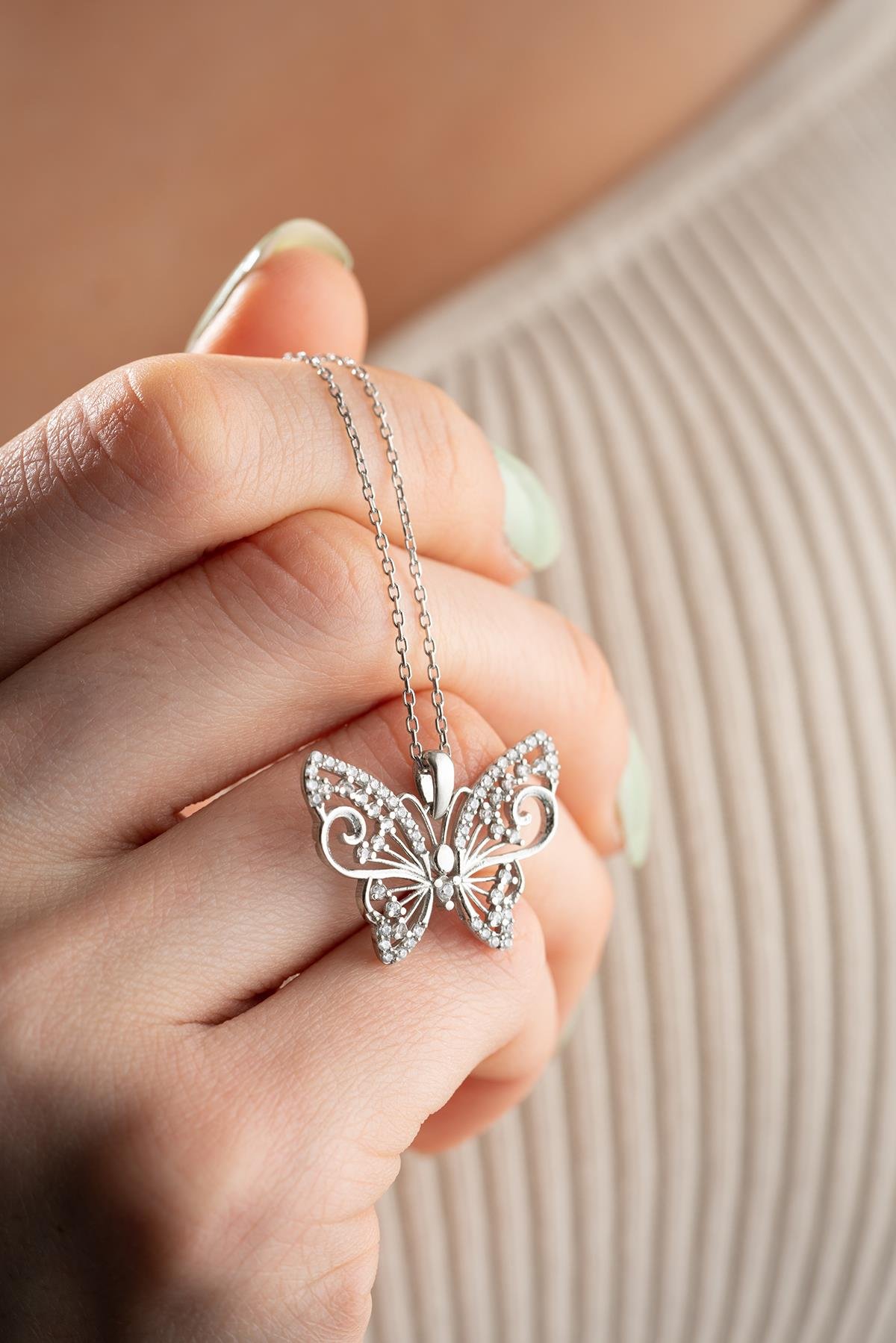 925 Ayar Gümüş Rodyum Kaplama Zirkon Taşlı Kelebek Tasarım Kolye