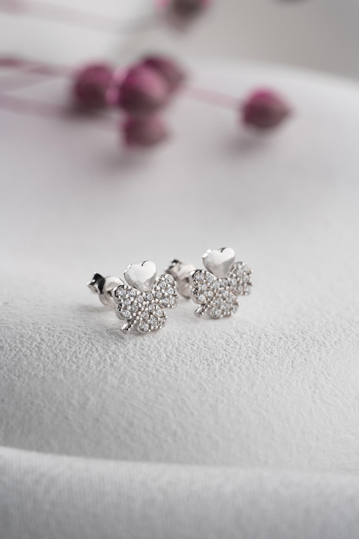 925 Ayar Gümüş Rodyum Kaplama Zirkon Taşlı 4 Yaprak Yonca Küpe