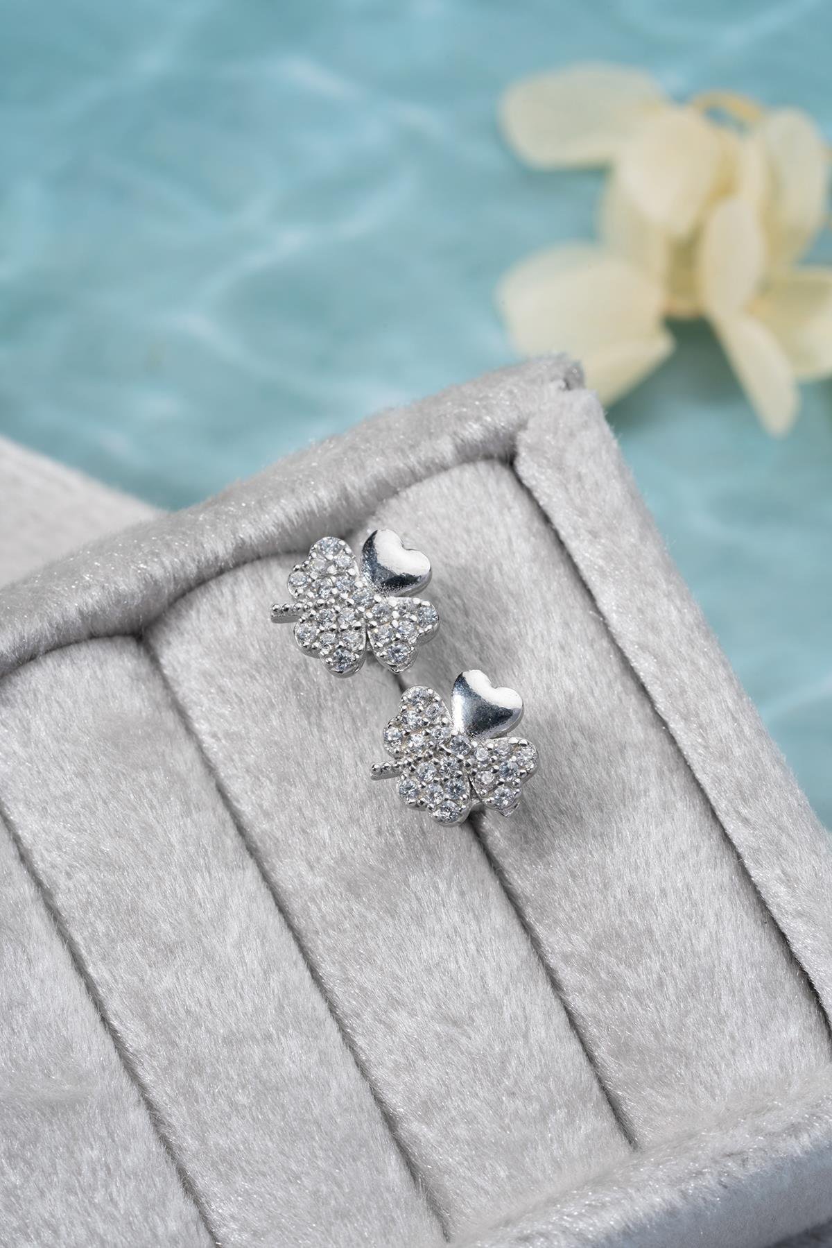 925 Ayar Gümüş Rodyum Kaplama Zirkon Taşlı 4 Yaprak Yonca Küpe