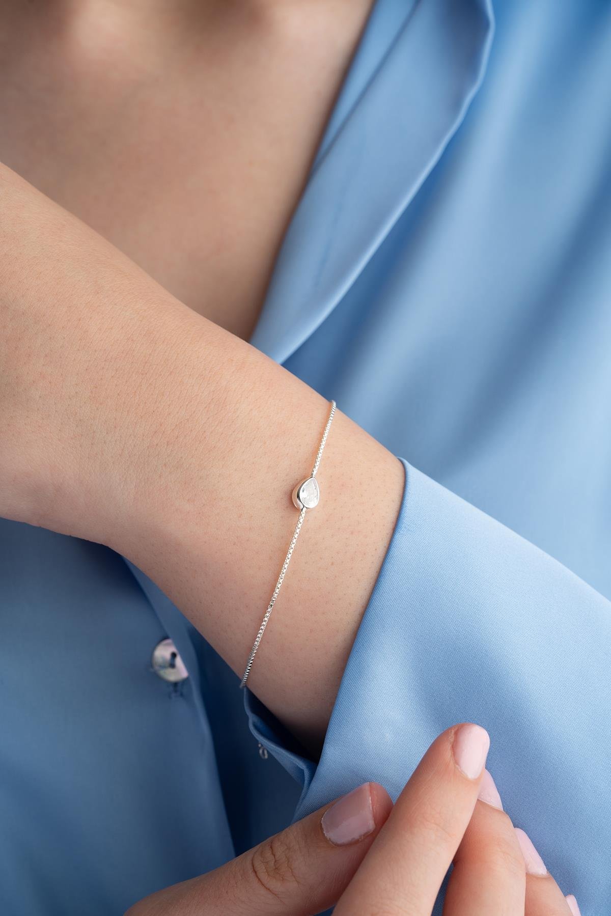 925 Ayar Gümüş Rodyum Kaplama Zirkon Taşlı Minimal Damla Model Bileklik