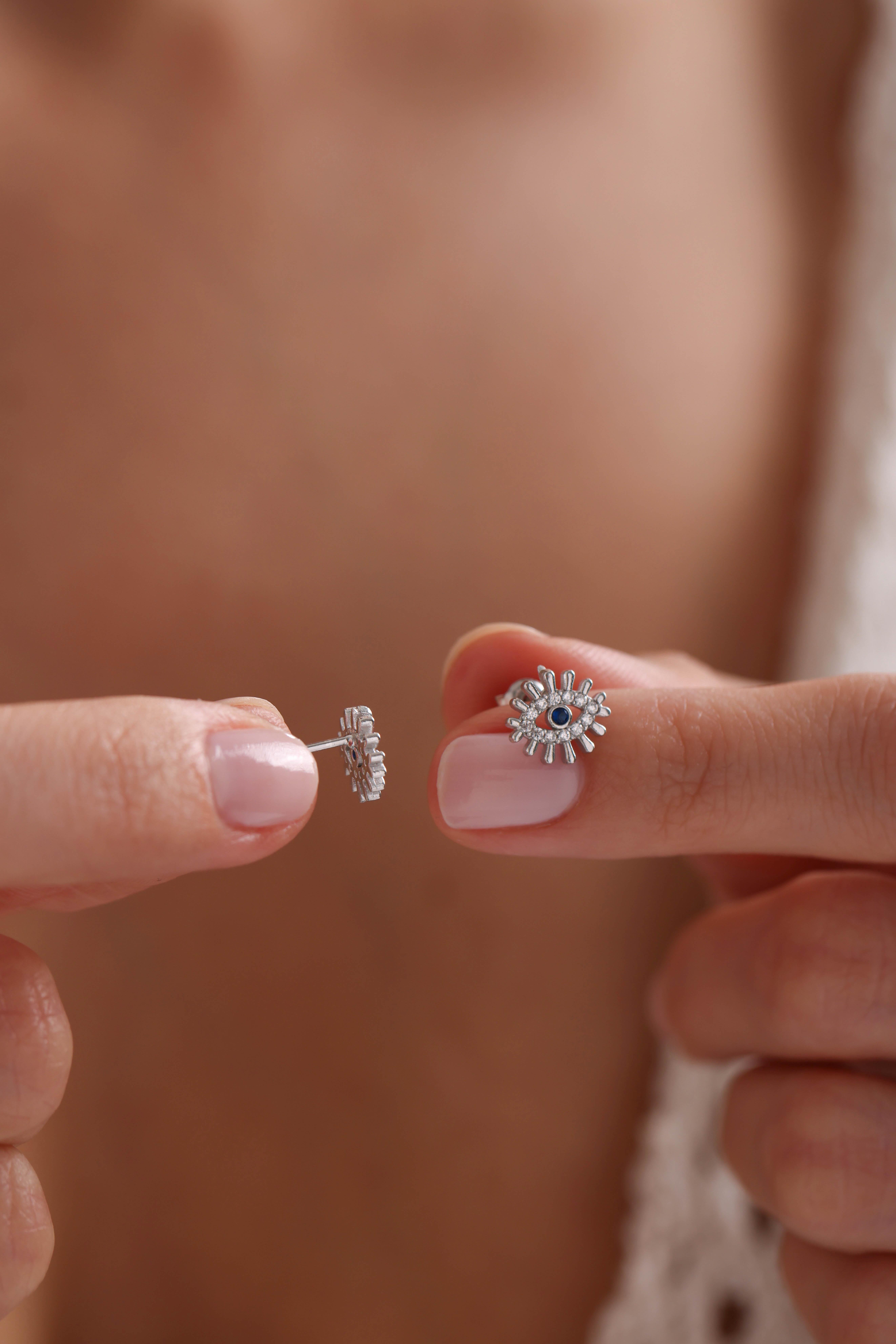 925 Ayar Gümüş Rodyum Kaplama Zirkon Taşlı Minik Göz Model Küpe