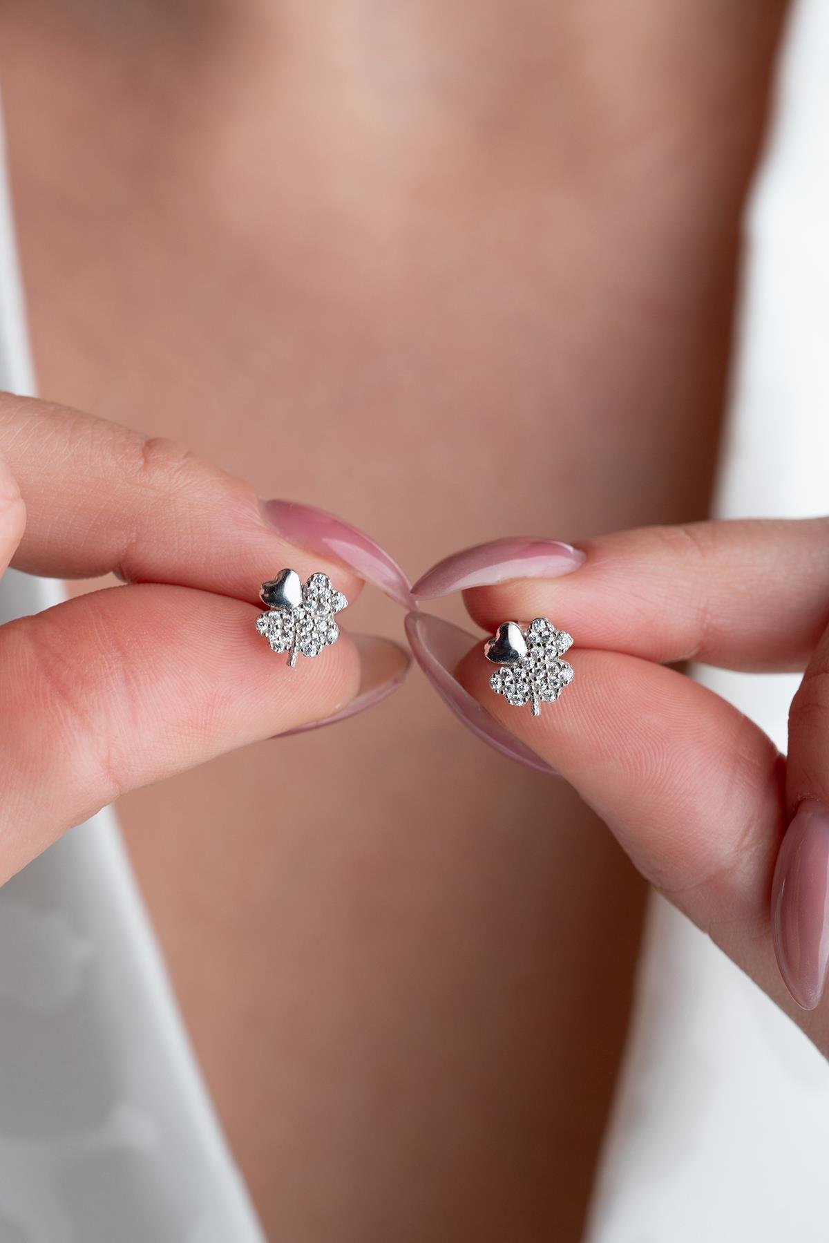 925 Ayar Gümüş Rodyum Kaplama Zirkon Taşlı 4 Yaprak Yonca Küpe