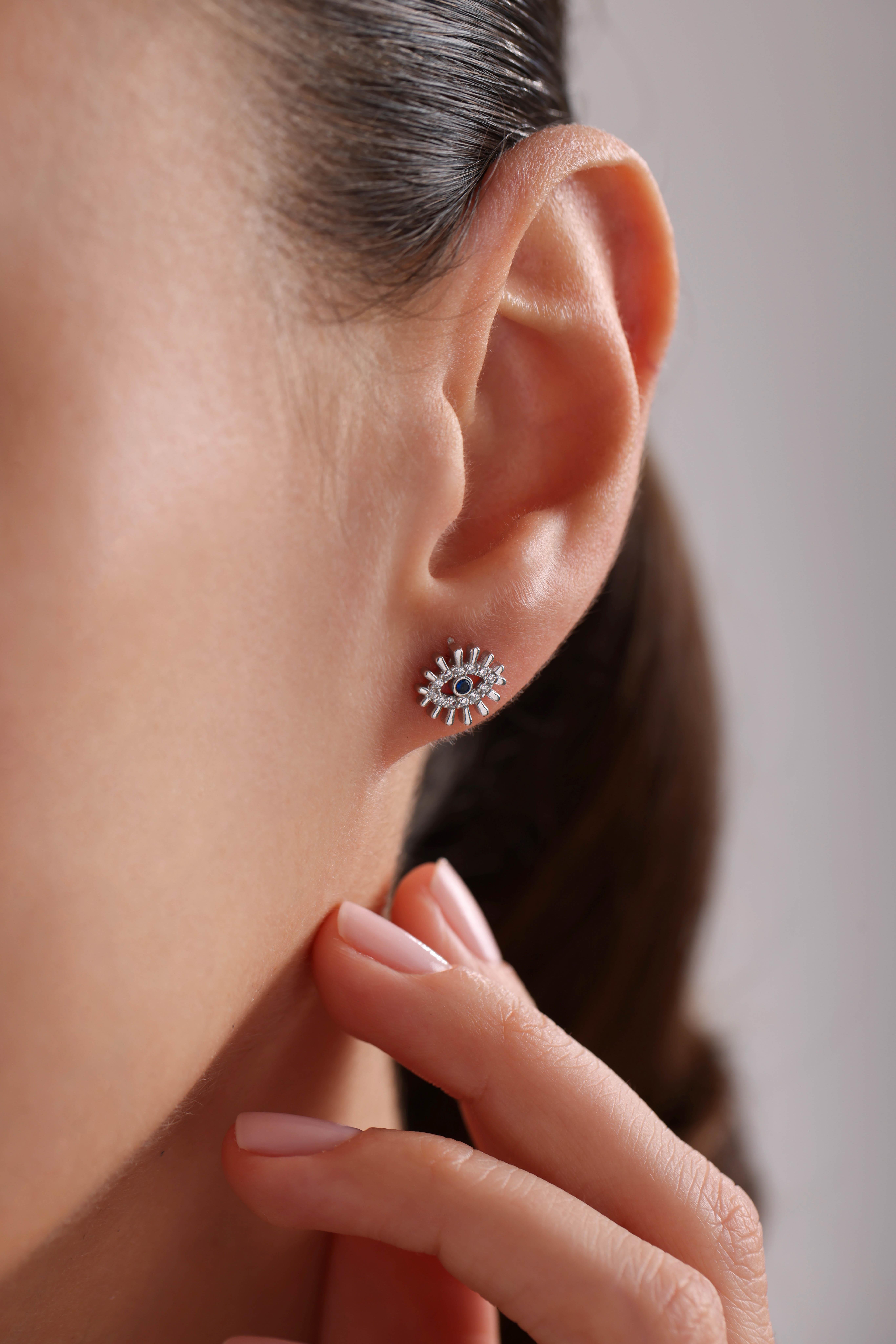 925 Ayar Gümüş Rodyum Kaplama Zirkon Taşlı Minik Göz Model Küpe