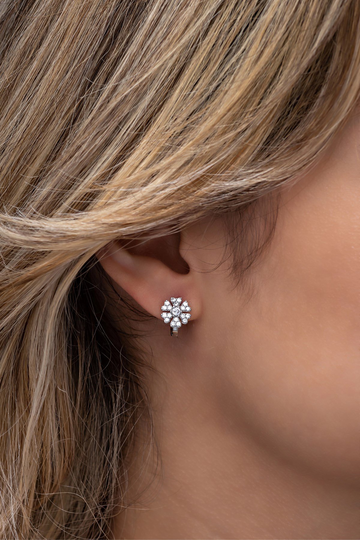 925 Ayar Gümüş Rodyumlu 6 Yapraklı Çiçek Küpe