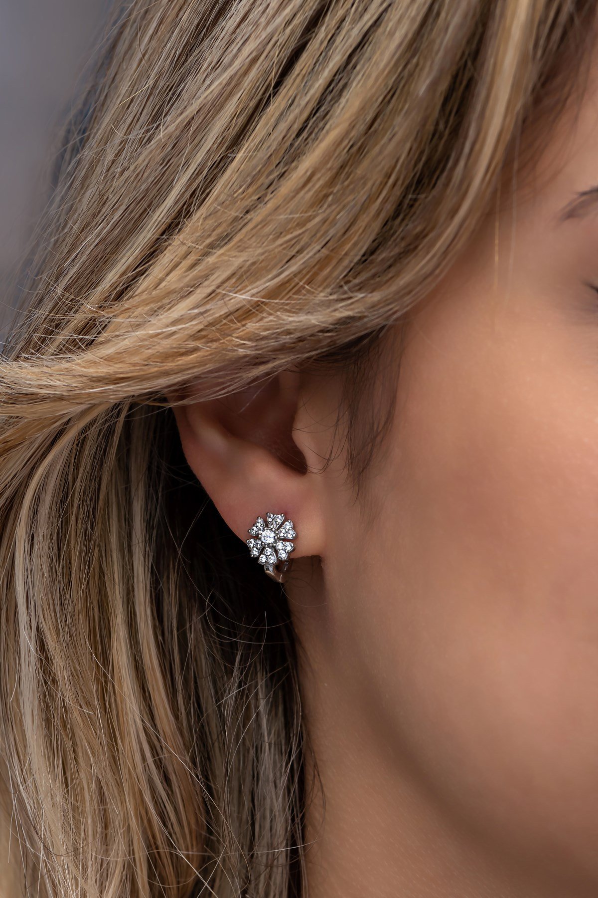 925 Ayar Gümüş Rodyumlu 6 Yapraklı Çiçek Küpe