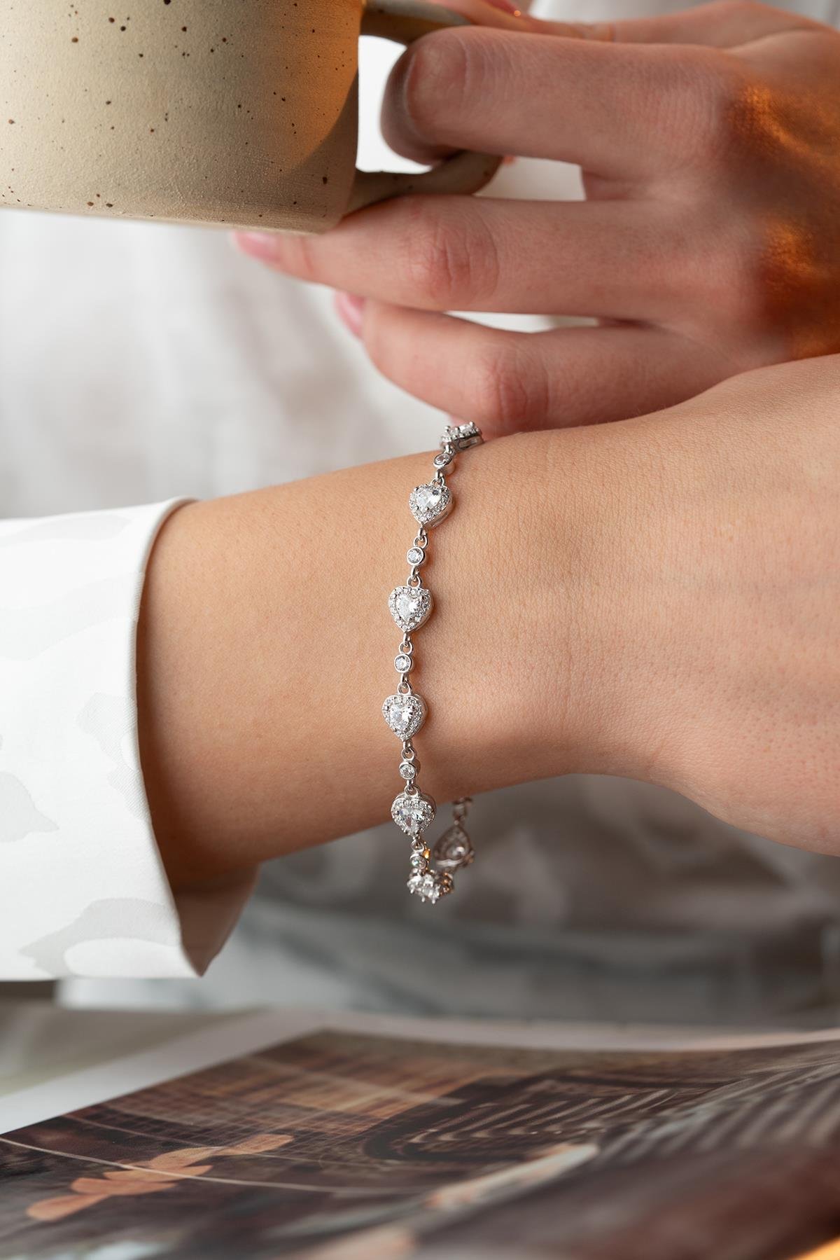 925 Ayar Gümüş Rodyumlu Beyaz Taşlı Kalp Model Bileklik