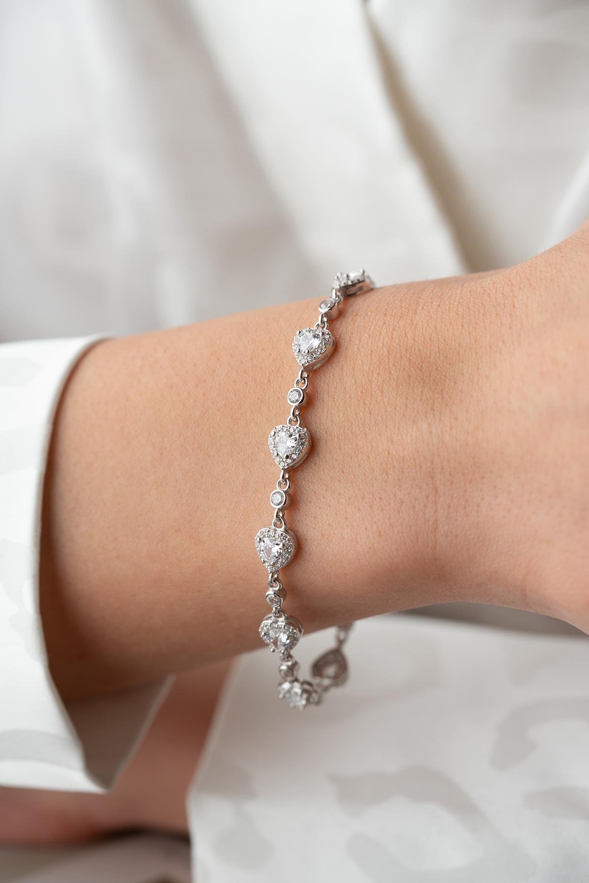 925 Ayar Gümüş Rodyumlu Beyaz Taşlı Kalp Model Bileklik