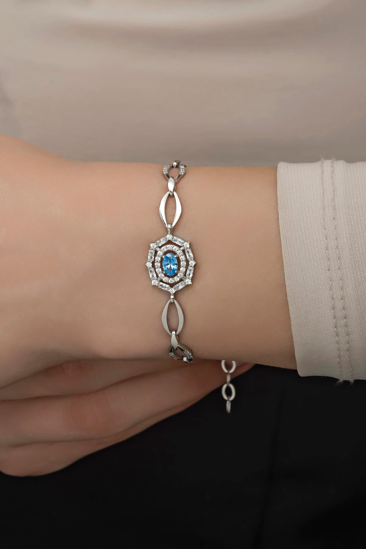 925 Ayar Gümüş Rodyumlu Hallow Model Aquamarin Taşlı Bileklik