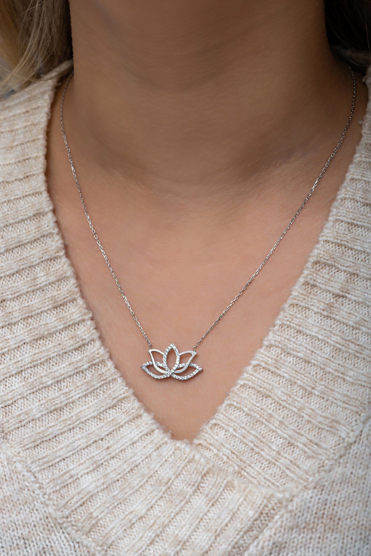 925 Ayar Gümüş Rodyumlu Lotus Çiçeği Kolye