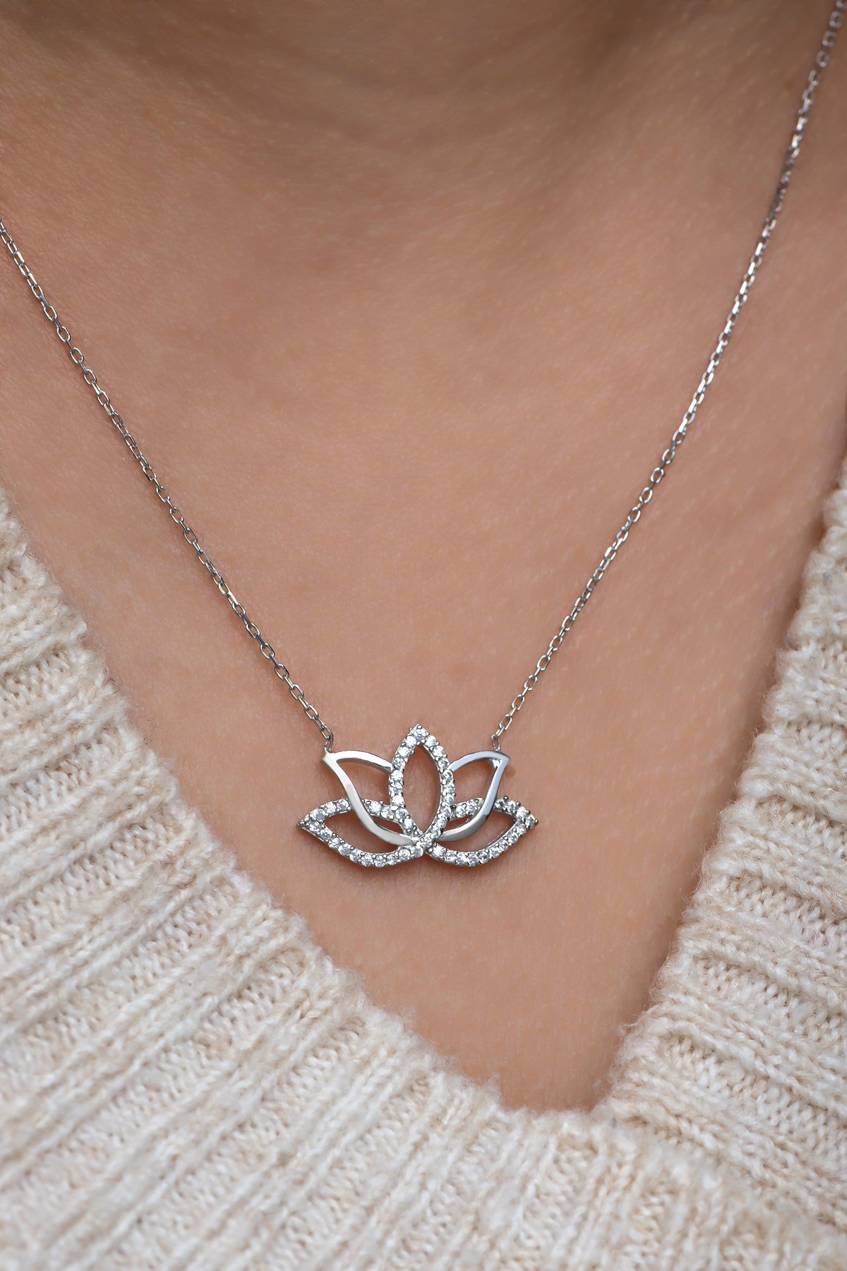 925 Ayar Gümüş Rodyumlu Lotus Çiçeği Kolye