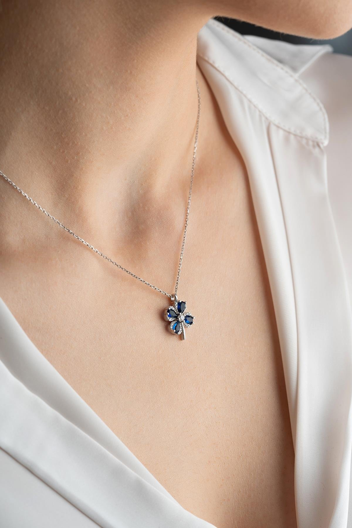 925 Ayar Gümüş Rodyumlu Mavi Taşlı Dört Yapraklı Şans Yonca Kolye