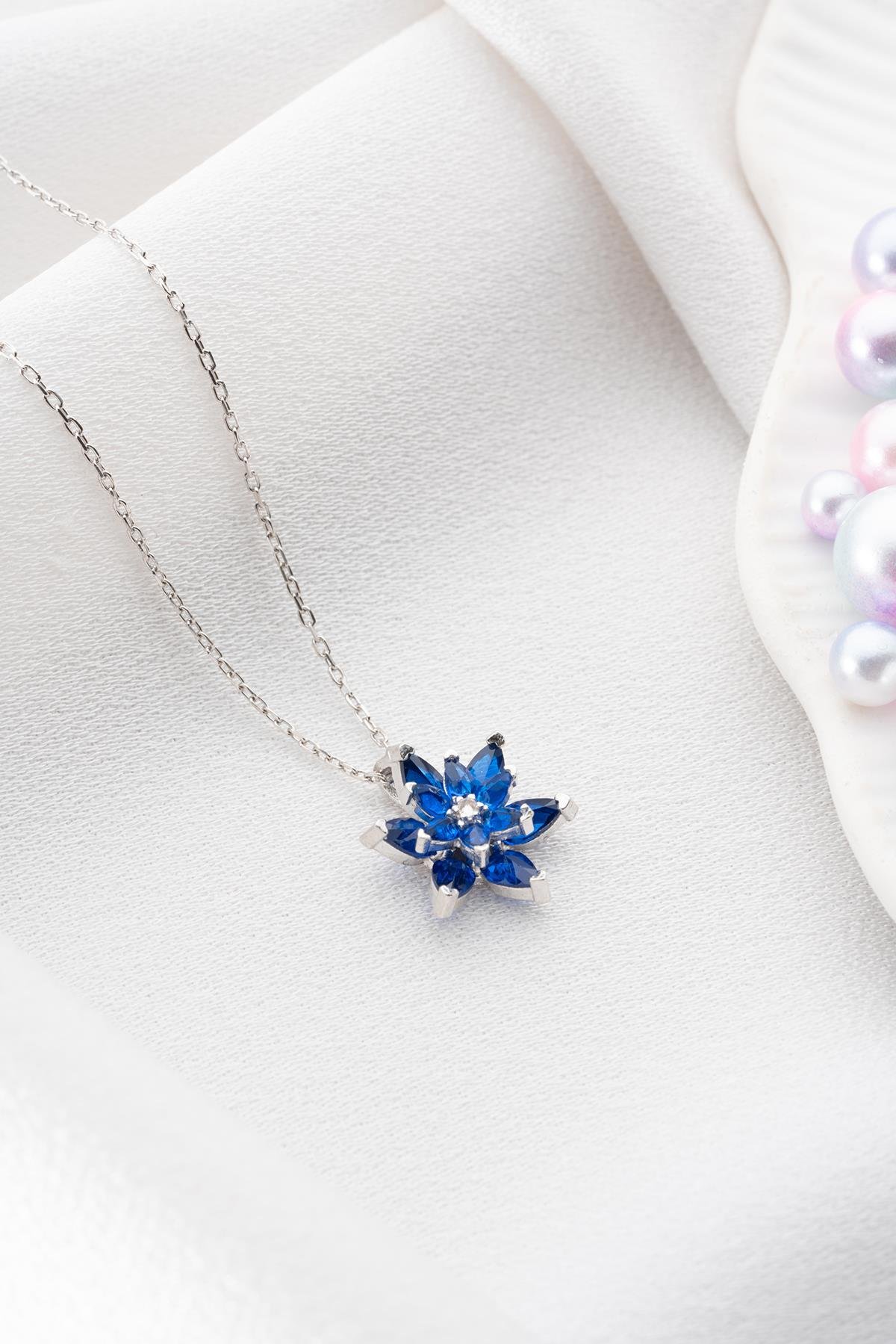 925 Ayar Gümüş Rodyumlu Mavi Taşlı Lotus Çiçeği Kolye