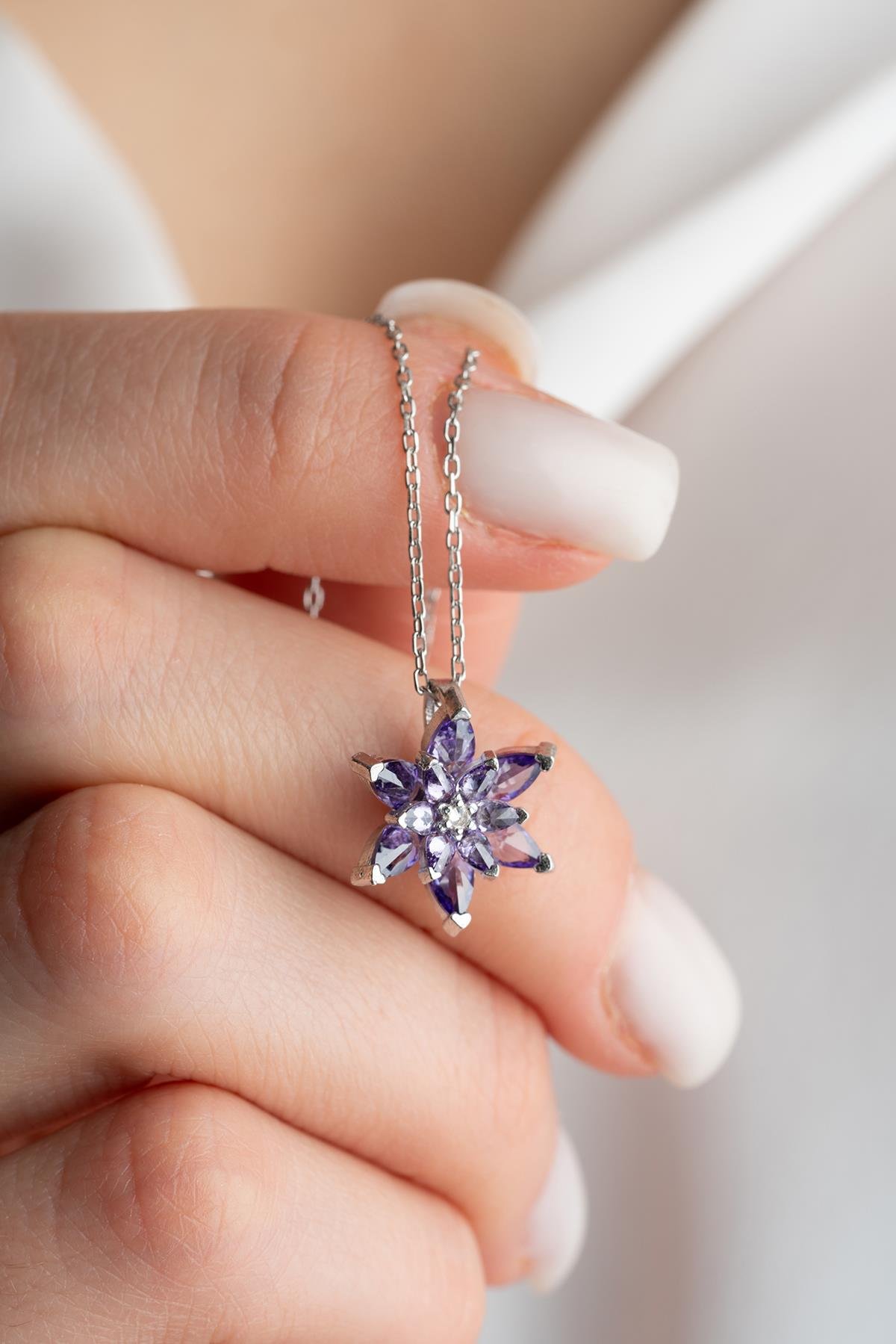 925 Ayar Gümüş Rodyumlu Mor Taşlı Lotus Çiçeği Kolye