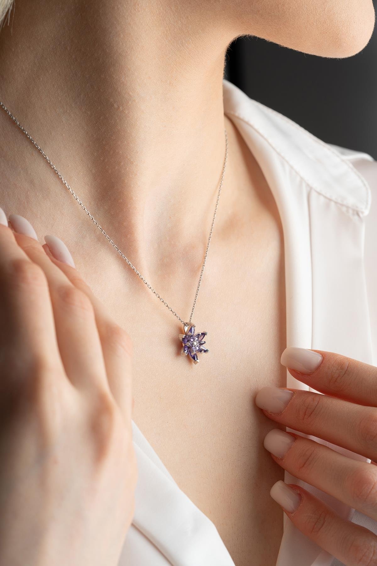 925 Ayar Gümüş Rodyumlu Mor Taşlı Lotus Çiçeği Kolye