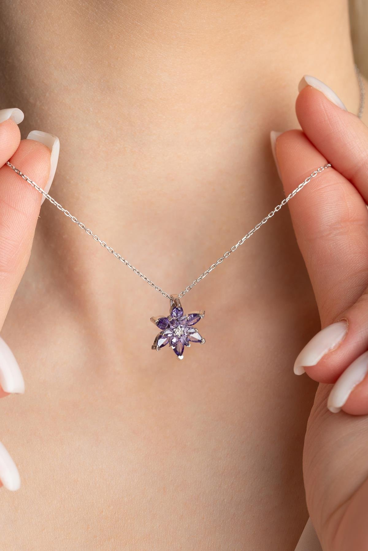 925 Ayar Gümüş Rodyumlu Mor Taşlı Lotus Çiçeği Kolye