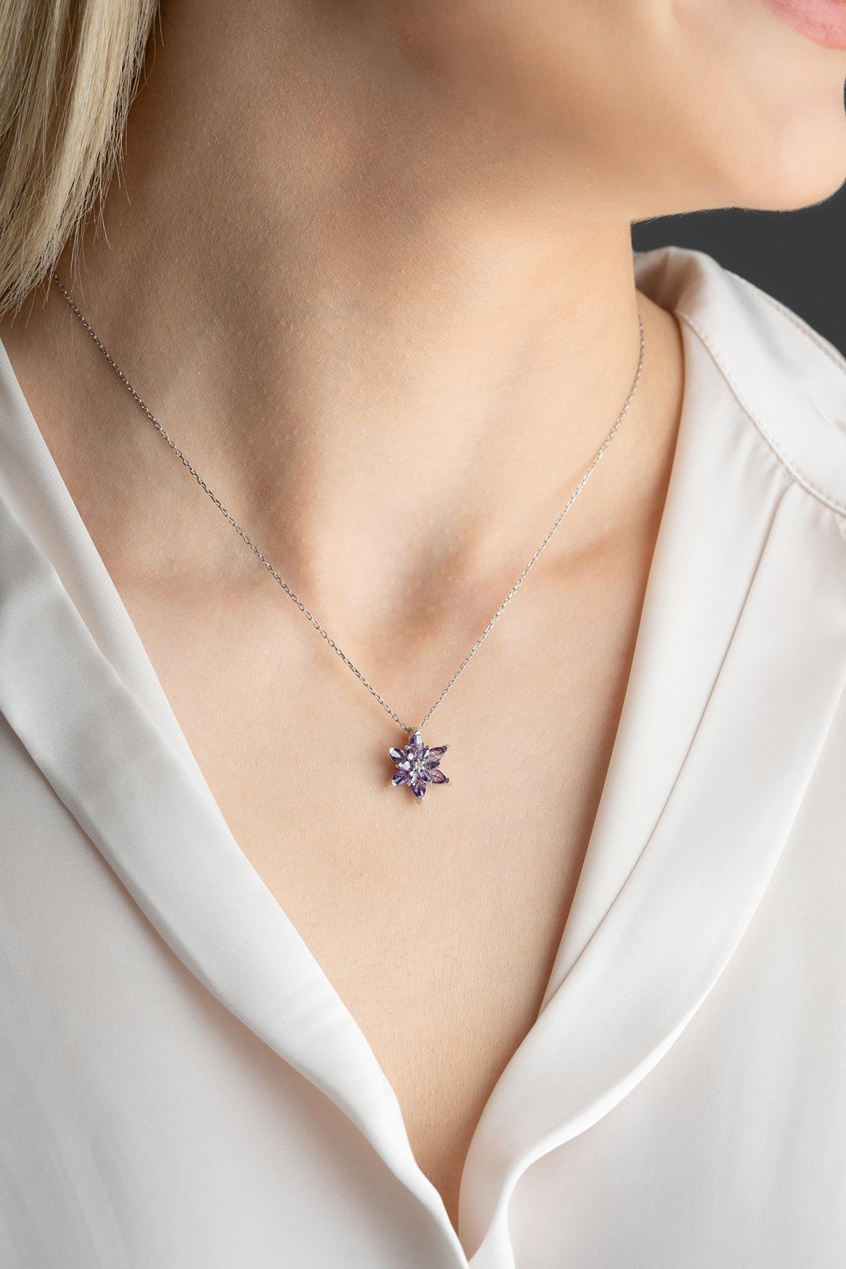 925 Ayar Gümüş Rodyumlu Mor Taşlı Lotus Çiçeği Kolye