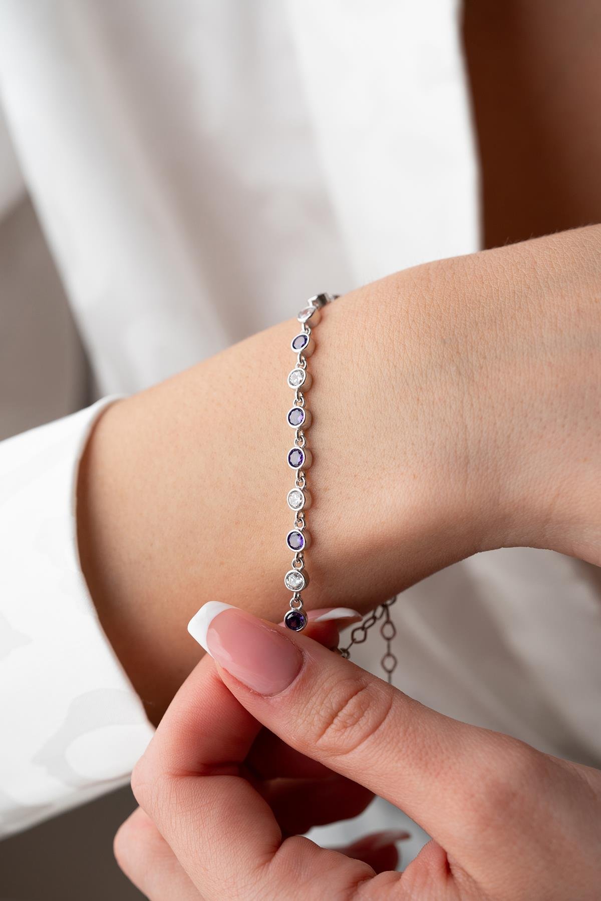 925 Ayar Gümüş Rodyumlu Mor Taşlı Yuvarlak Tasarım Bileklik