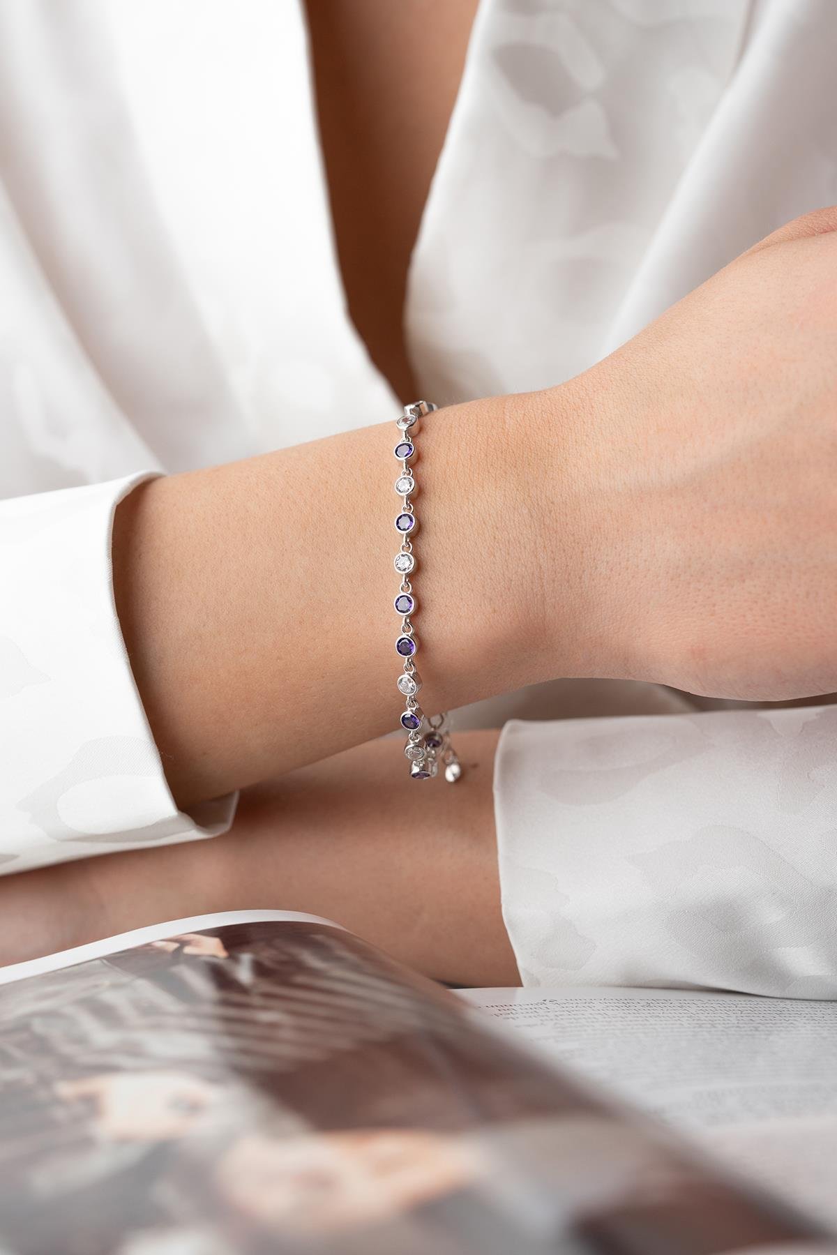 925 Ayar Gümüş Rodyumlu Mor Taşlı Yuvarlak Tasarım Bileklik