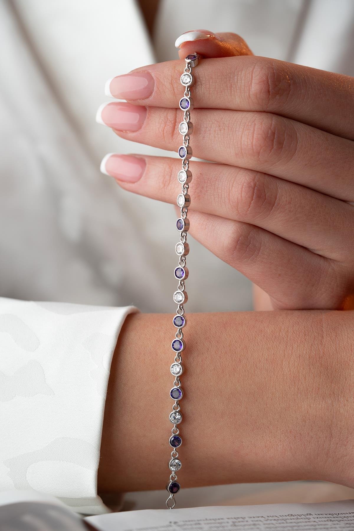 925 Ayar Gümüş Rodyumlu Mor Taşlı Yuvarlak Tasarım Bileklik