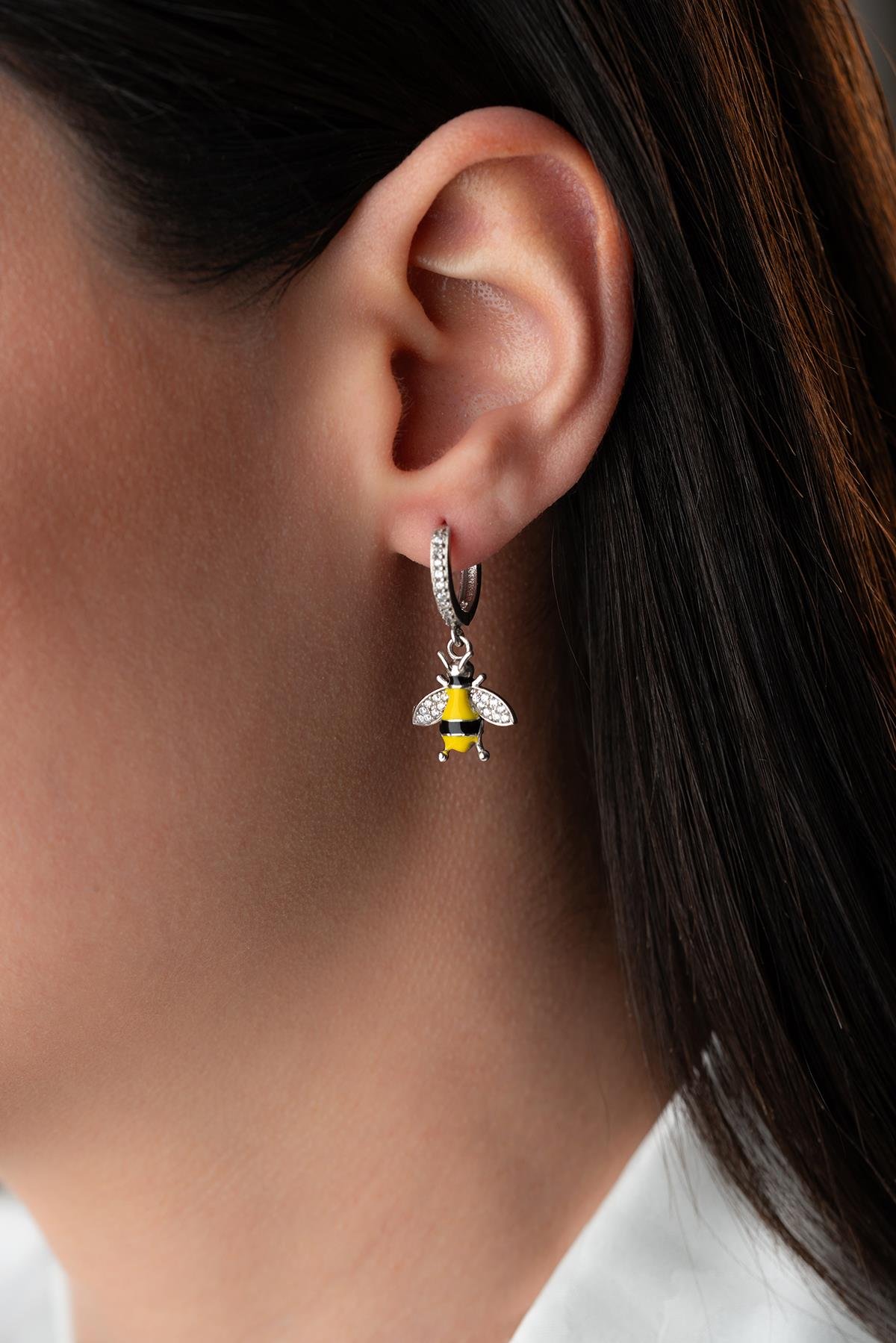 925 Ayar Gümüş Rodyumlu Sallantılı 15 mm Halka Arı Model Küpe