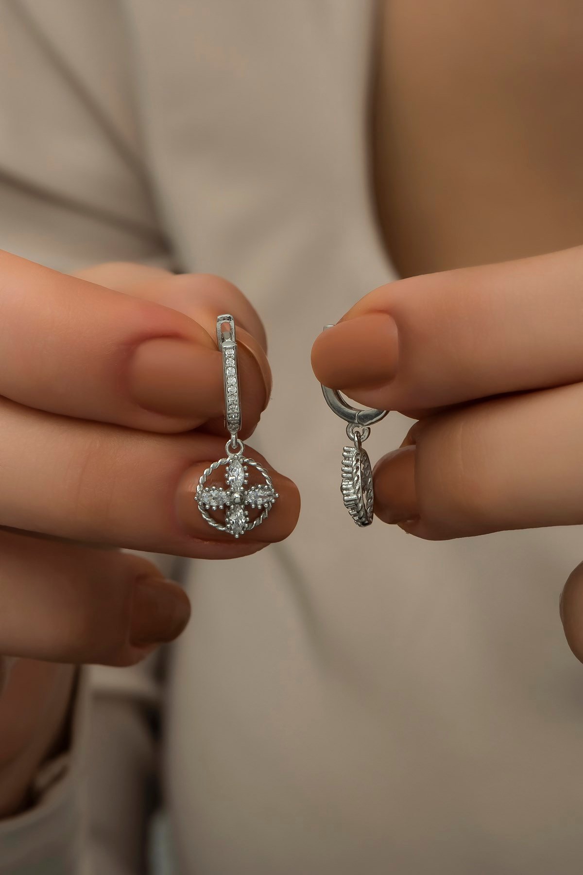 925 Ayar Gümüş Rodyumlu Sallantılı 4 Yapraklı Çiçek Küpe