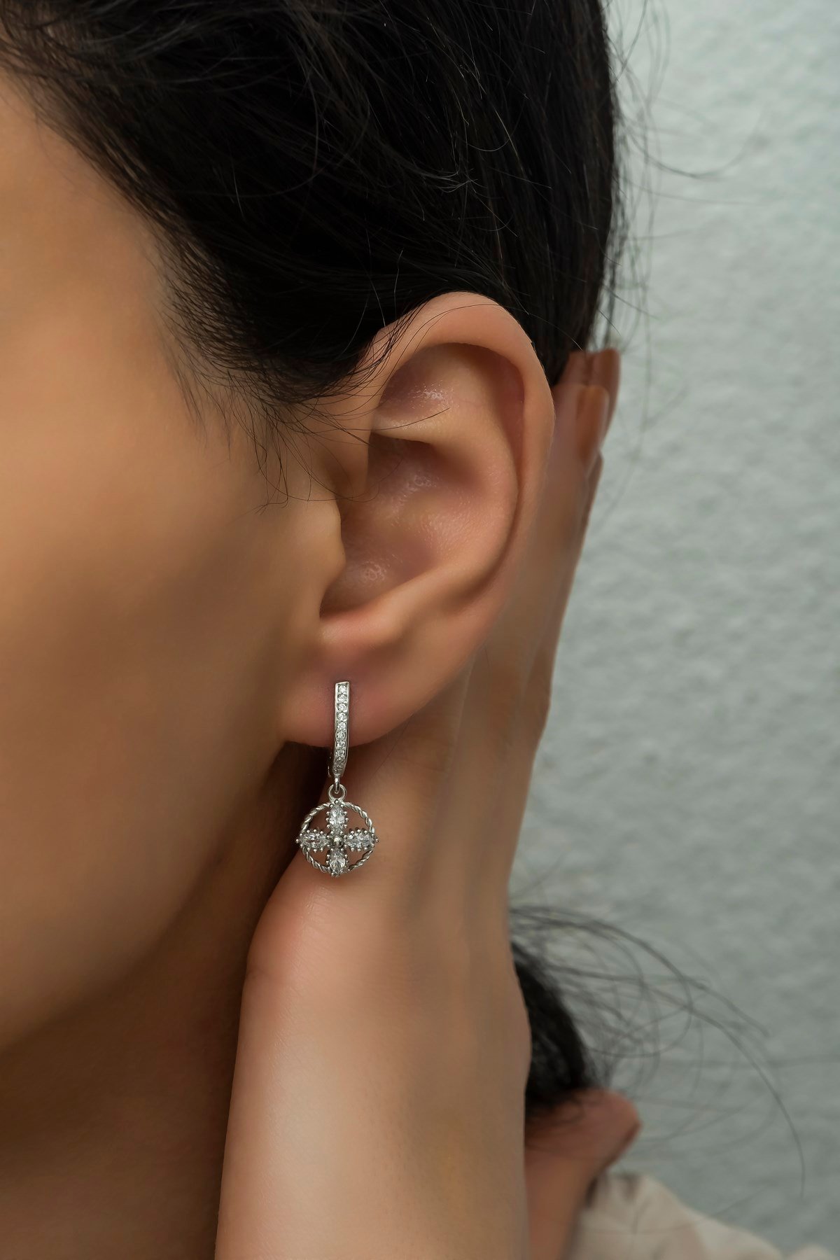 925 Ayar Gümüş Rodyumlu Sallantılı 4 Yapraklı Çiçek Küpe