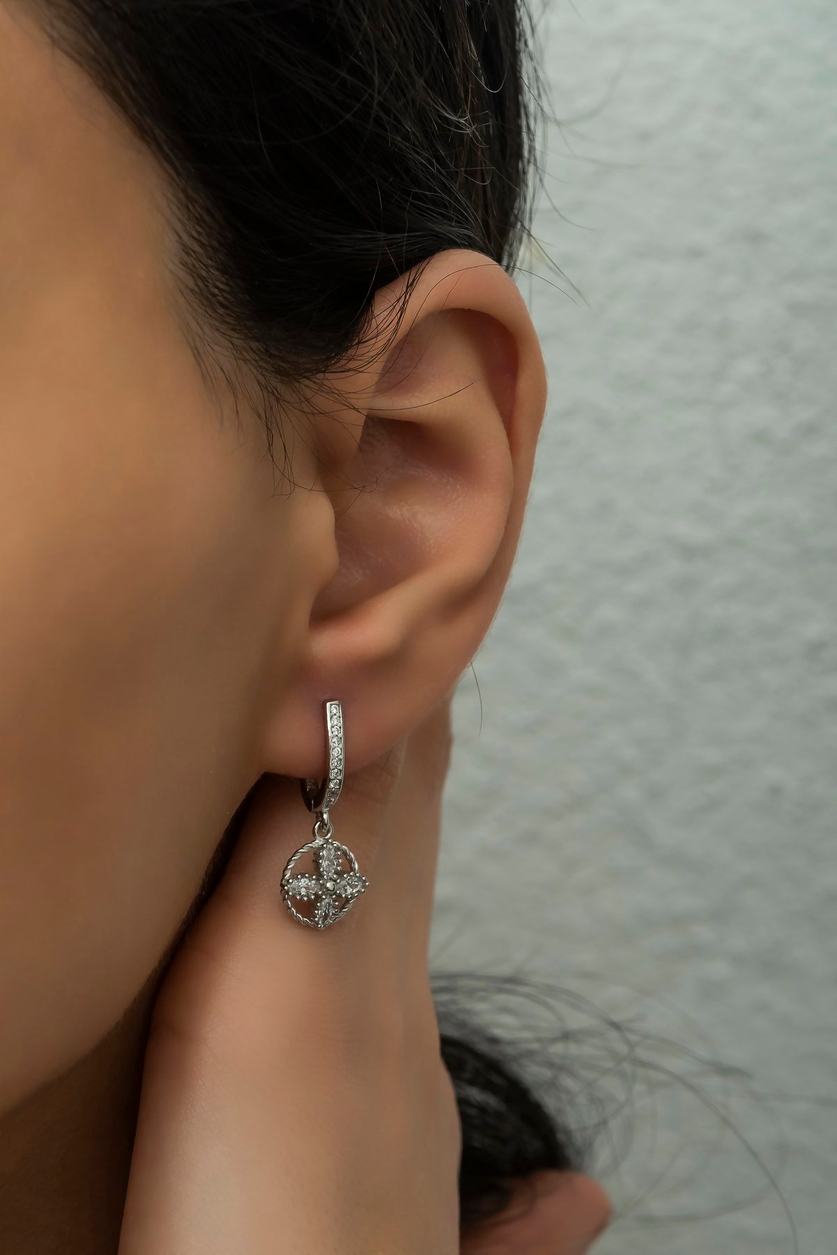 925 Ayar Gümüş Rodyumlu Sallantılı 4 Yapraklı Çiçek Küpe