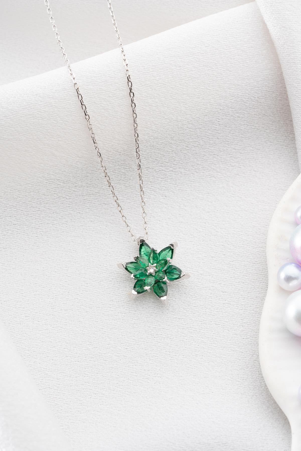 925 Ayar Gümüş Rodyumlu Yeşil Taşlı Lotus Çiçeği Kolye