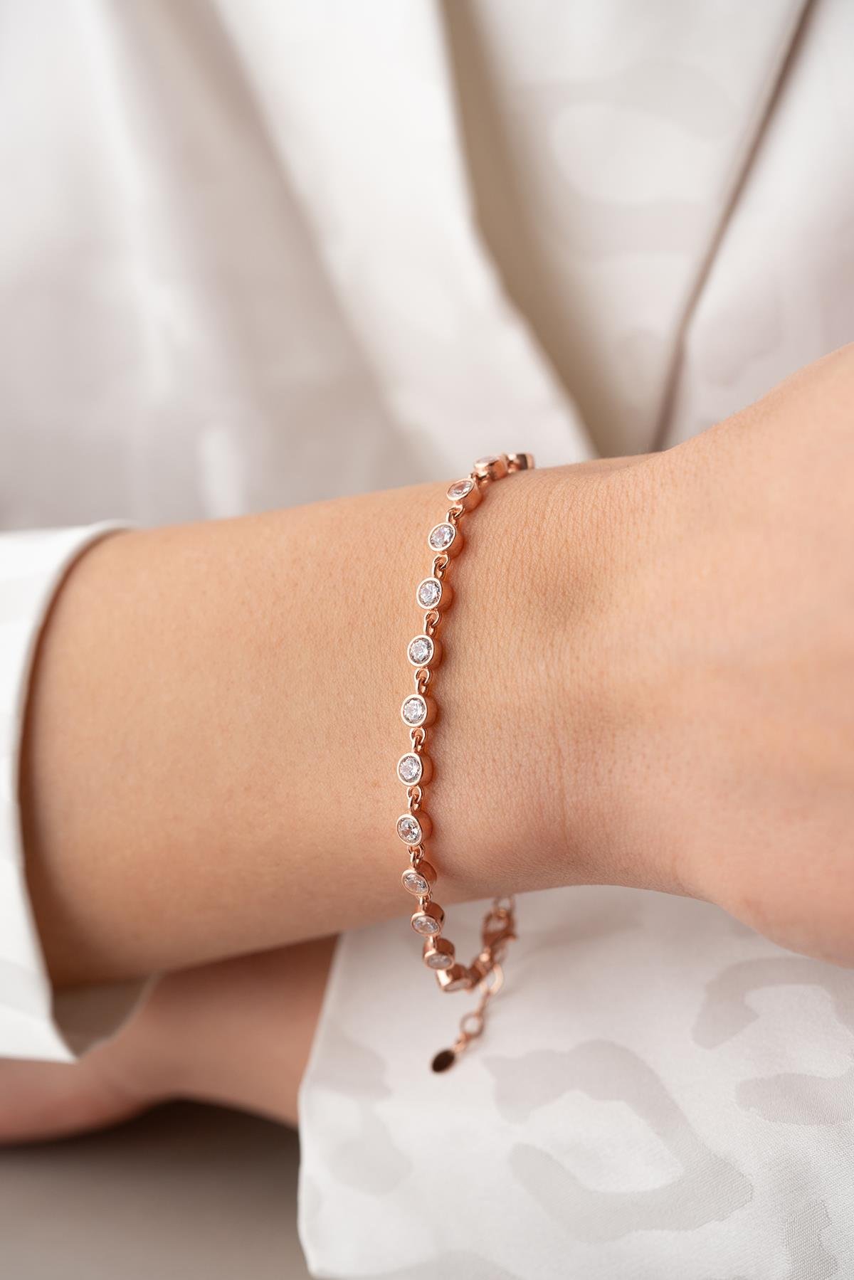 925 Ayar Gümüş Rose Beyaz Taşlı Yuvarlak Tasarım Bileklik