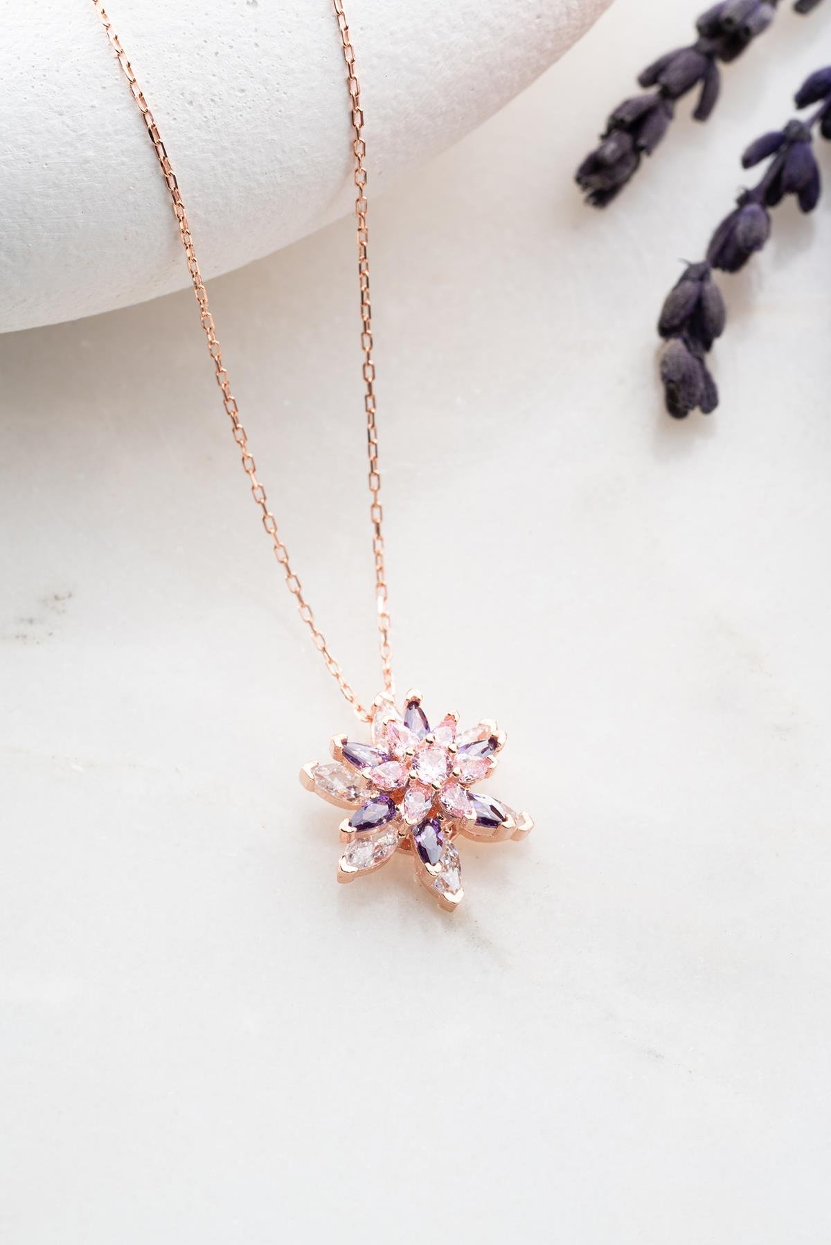 925 Ayar Gümüş Rose Kaplama 4 Katman Üç Renkli Lotus Çiçeği Kolye