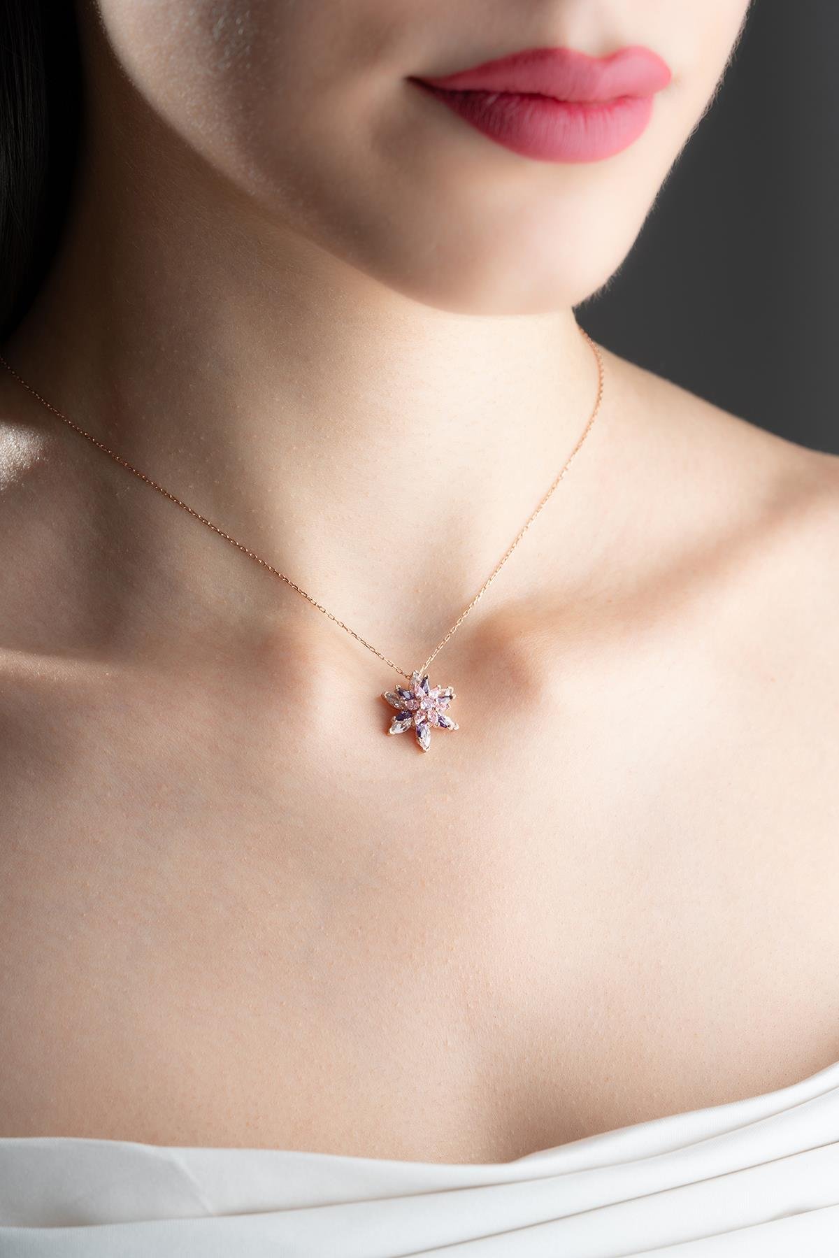 925 Ayar Gümüş Rose Kaplama 4 Katman Üç Renkli Lotus Çiçeği Kolye