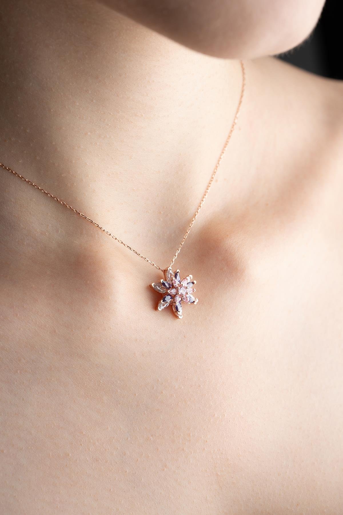 925 Ayar Gümüş Rose Kaplama 4 Katman Üç Renkli Lotus Çiçeği Kolye