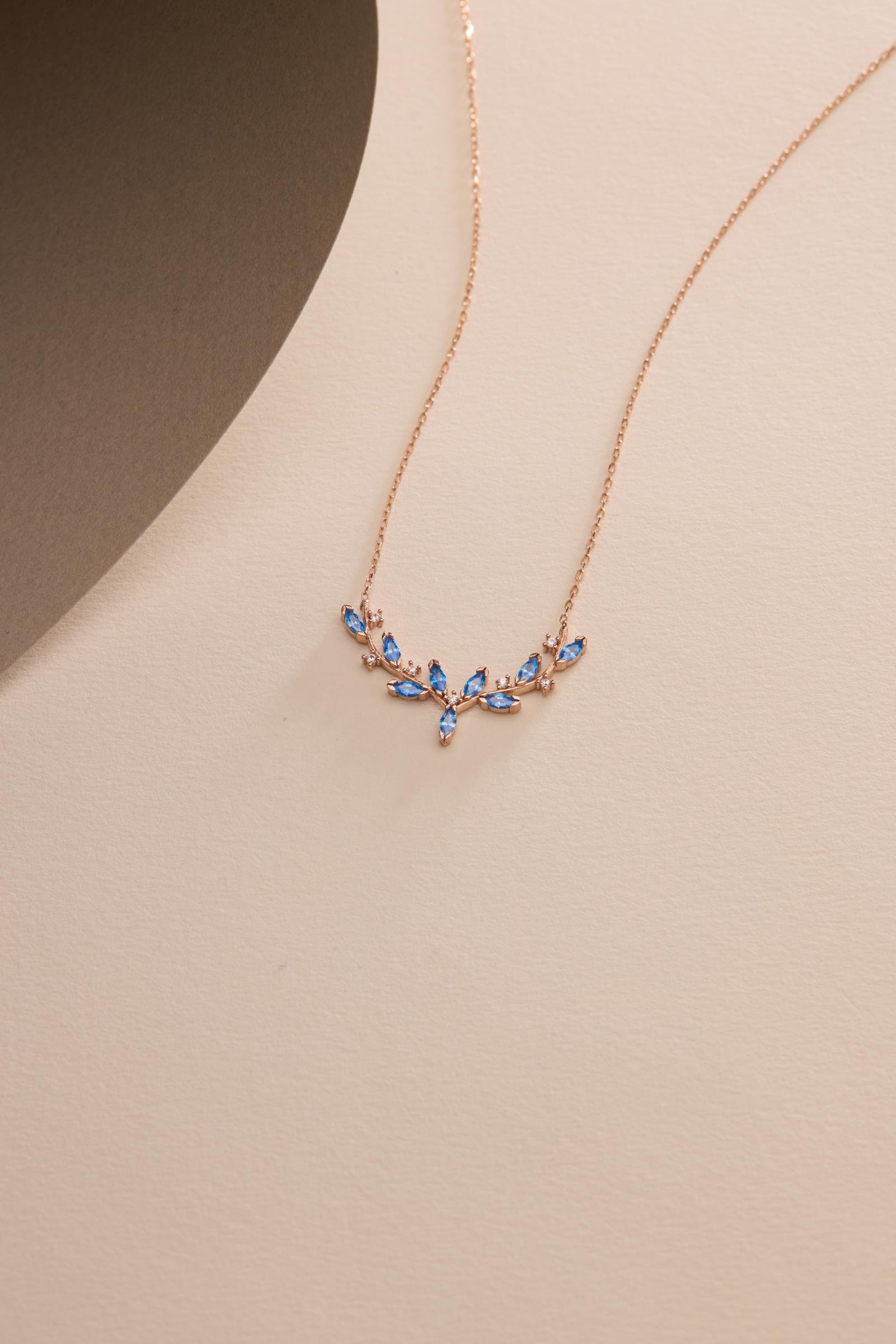 925 Ayar Gümüş Rose Kaplama Aquamarin Mekik Taşlı Zarif Sarmaşık Kolye