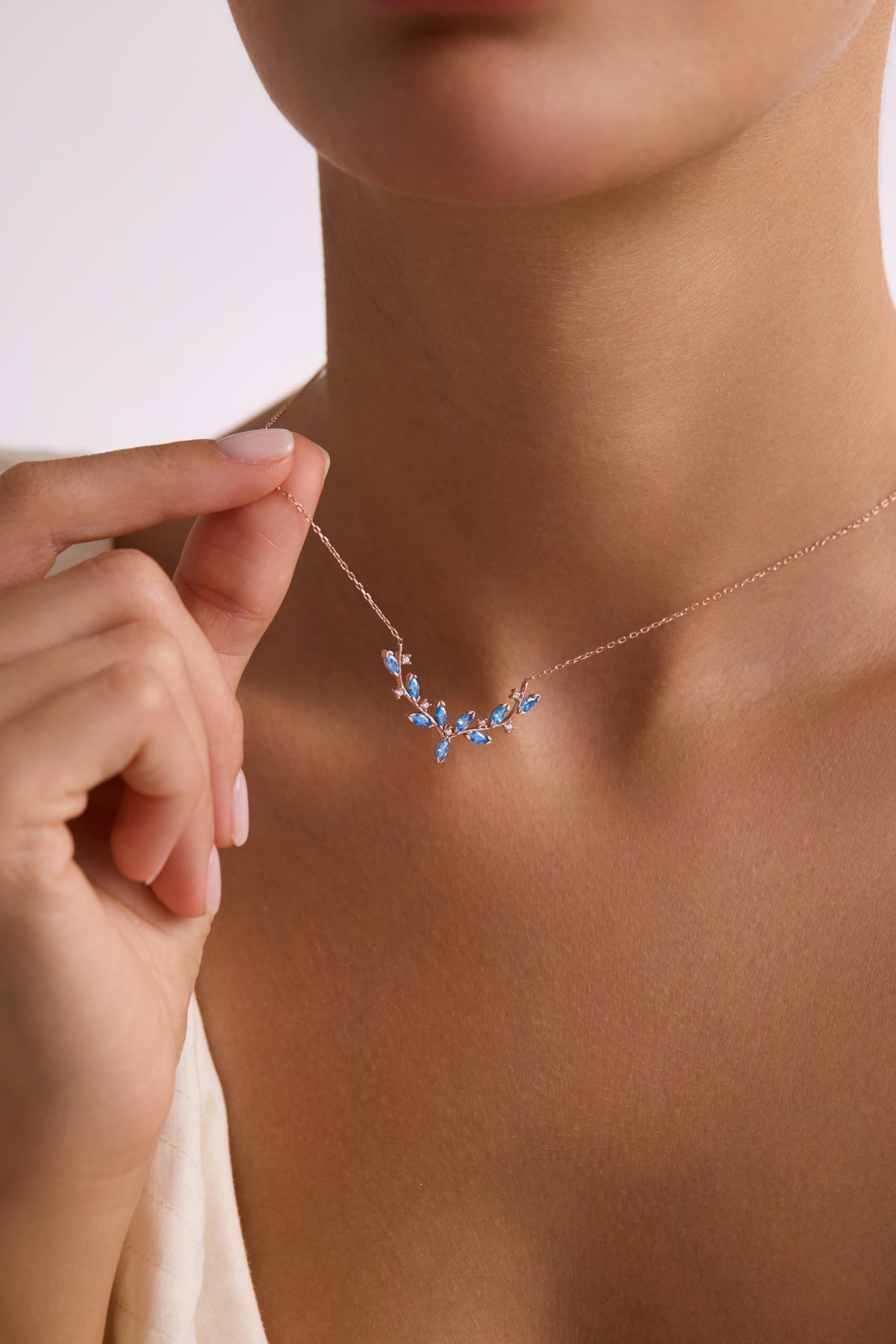 925 Ayar Gümüş Rose Kaplama Aquamarin Mekik Taşlı Zarif Sarmaşık Kolye