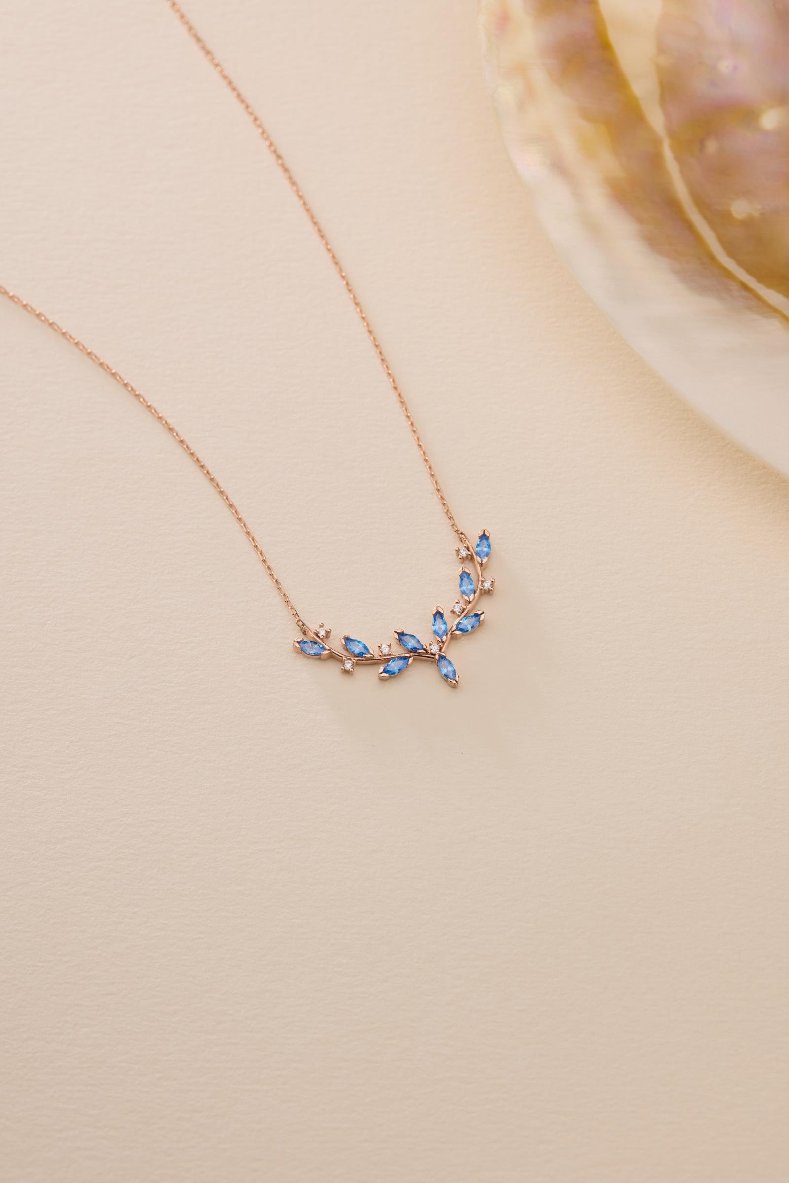 925 Ayar Gümüş Rose Kaplama Aquamarin Mekik Taşlı Zarif Sarmaşık Kolye