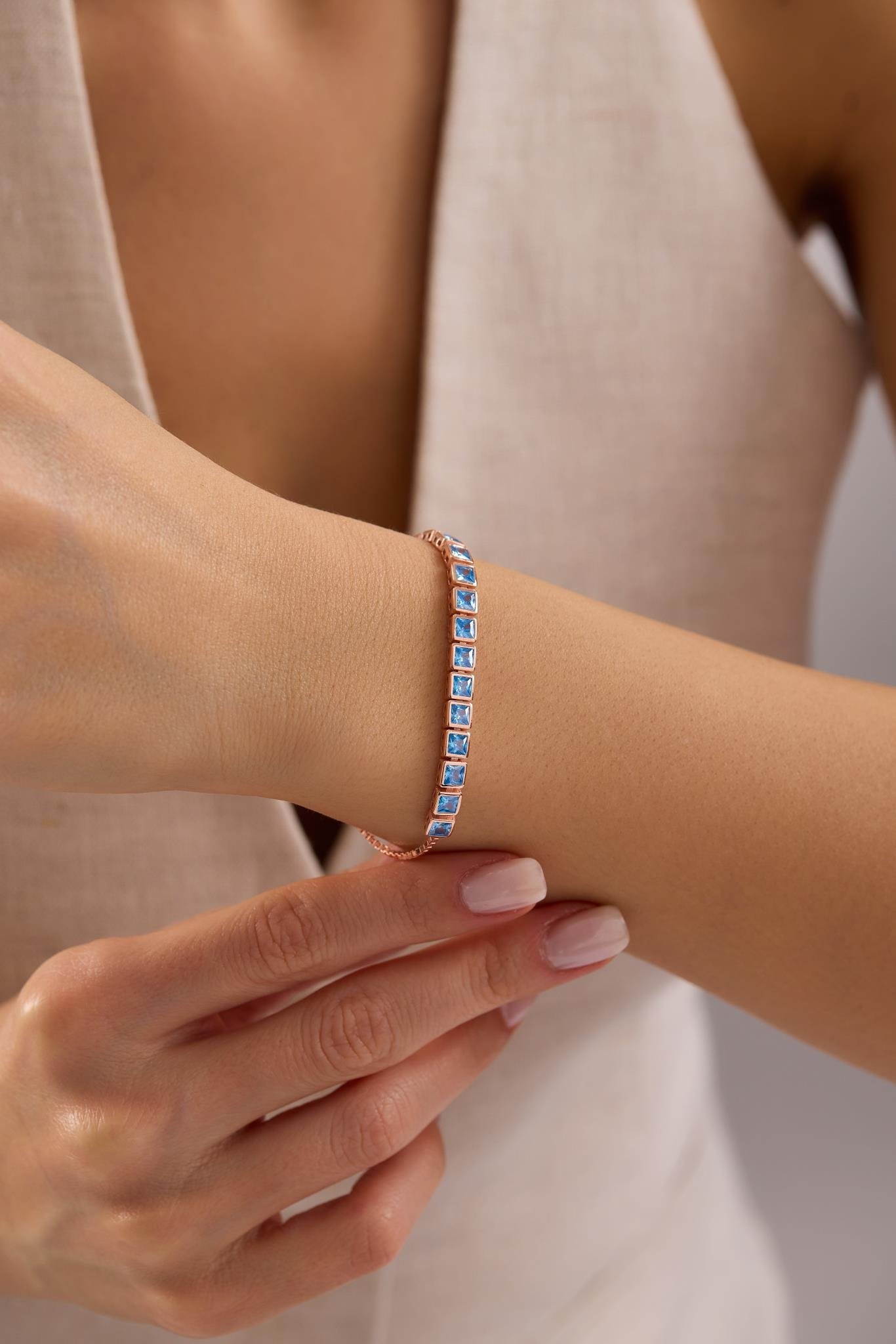 925 Ayar Gümüş Rose Kaplama Ayarlanabilir Asansörlü  Sıralı Kare Aquamarin Taşlı Bileklik