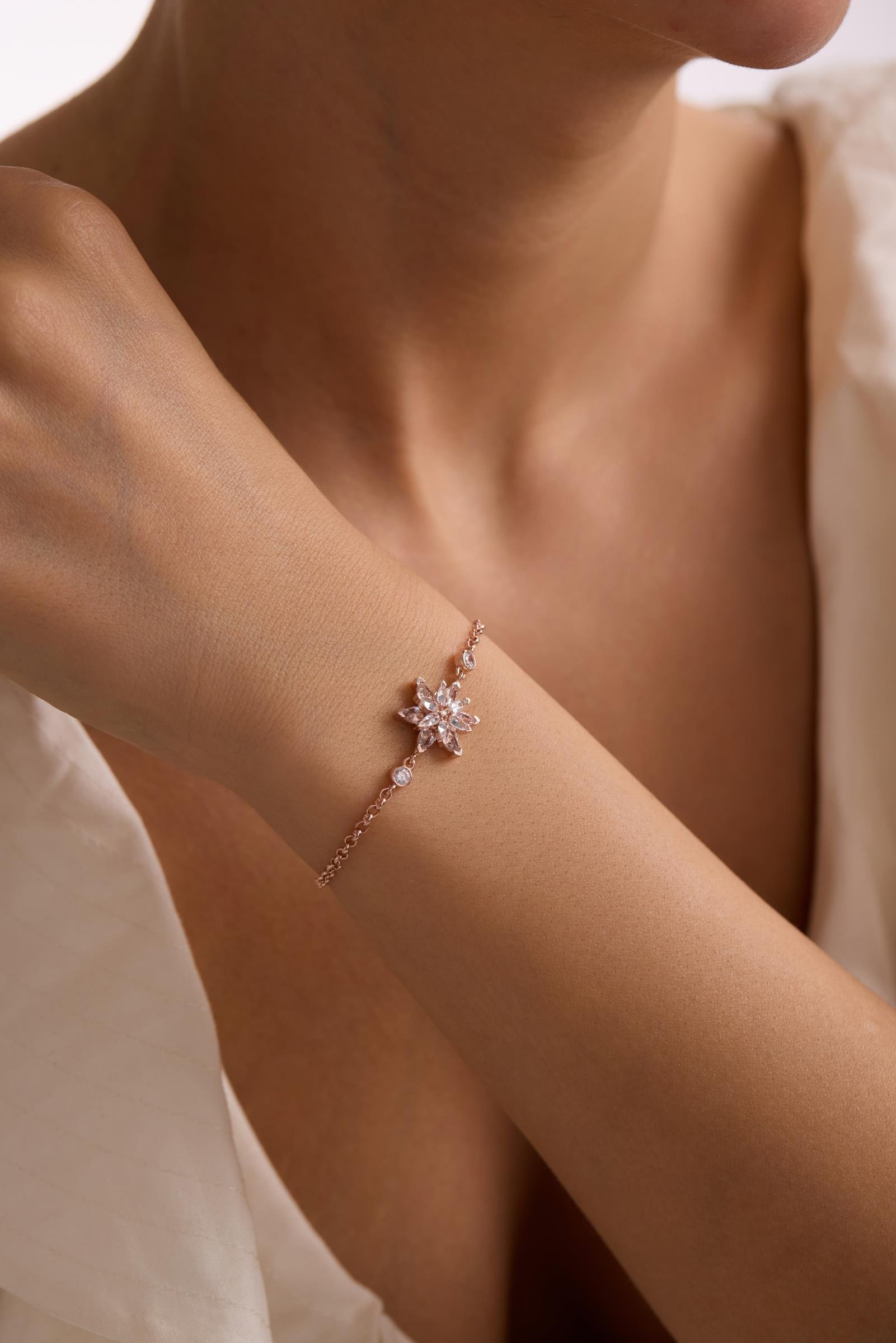 925 Ayar Gümüş Rose Kaplama Doç Zincirli Beyaz Taşlı Lotus Çiçeği Bileklik